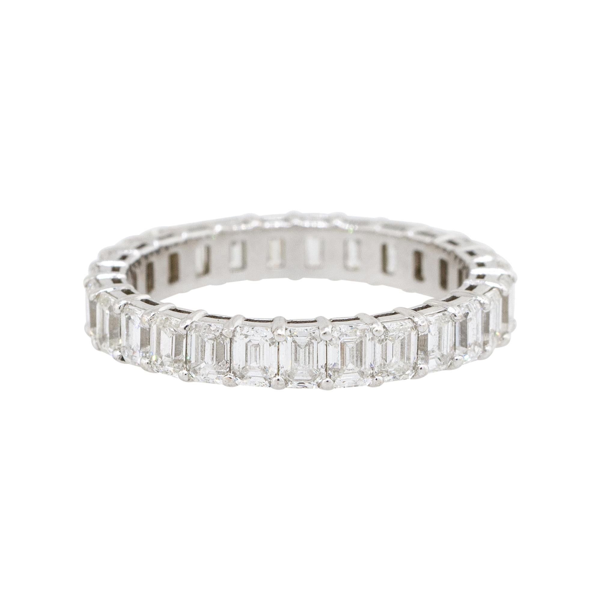 Matériau : Or blanc 14k
Détails des diamants : Environ 2,60ctw de diamants de taille émeraude. Les diamants sont de couleur G/H et de pureté VS.
Poids total : 1,8g (1,2dwt)
Taille : 6.25 
Dimensions : 21 mm x 3,40 mm x 21 mm : 21mm x 3.40mm x