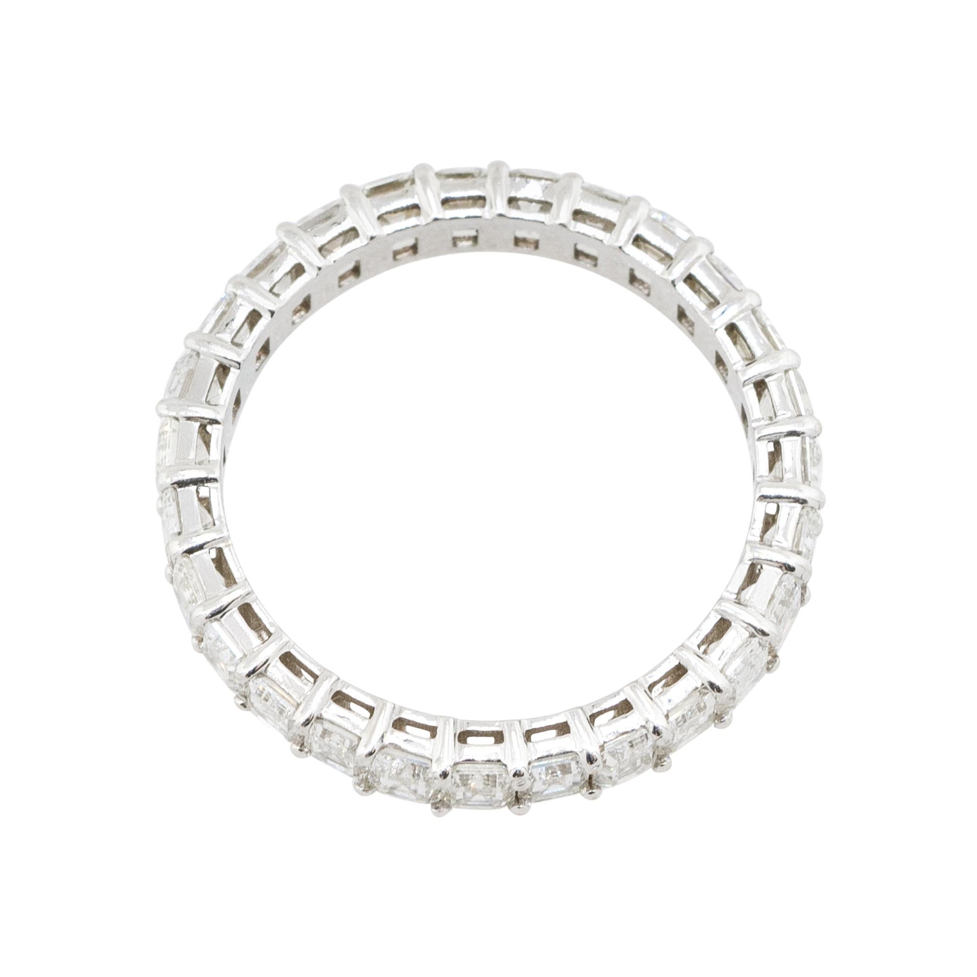 2,60 carati di diamante taglio smeraldo per una fede nuziale a eternità 14 carati in stock in vendita 3