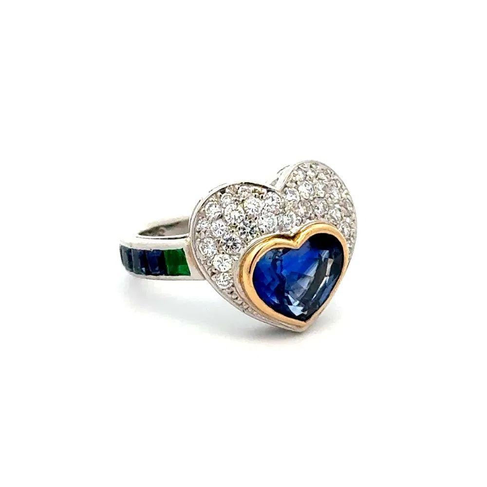 Einfach schön! Vintage 2,60 Karat Herz Saphir, Diamant und Smaragd Platin und Gold Ring. In der Mitte ein sicher eingebetteter handgefasster blauer Herzsaphir mit einem Gewicht von ca. 2,60 Karat. Umgeben von runden Diamanten im Brillantschliff, ca.