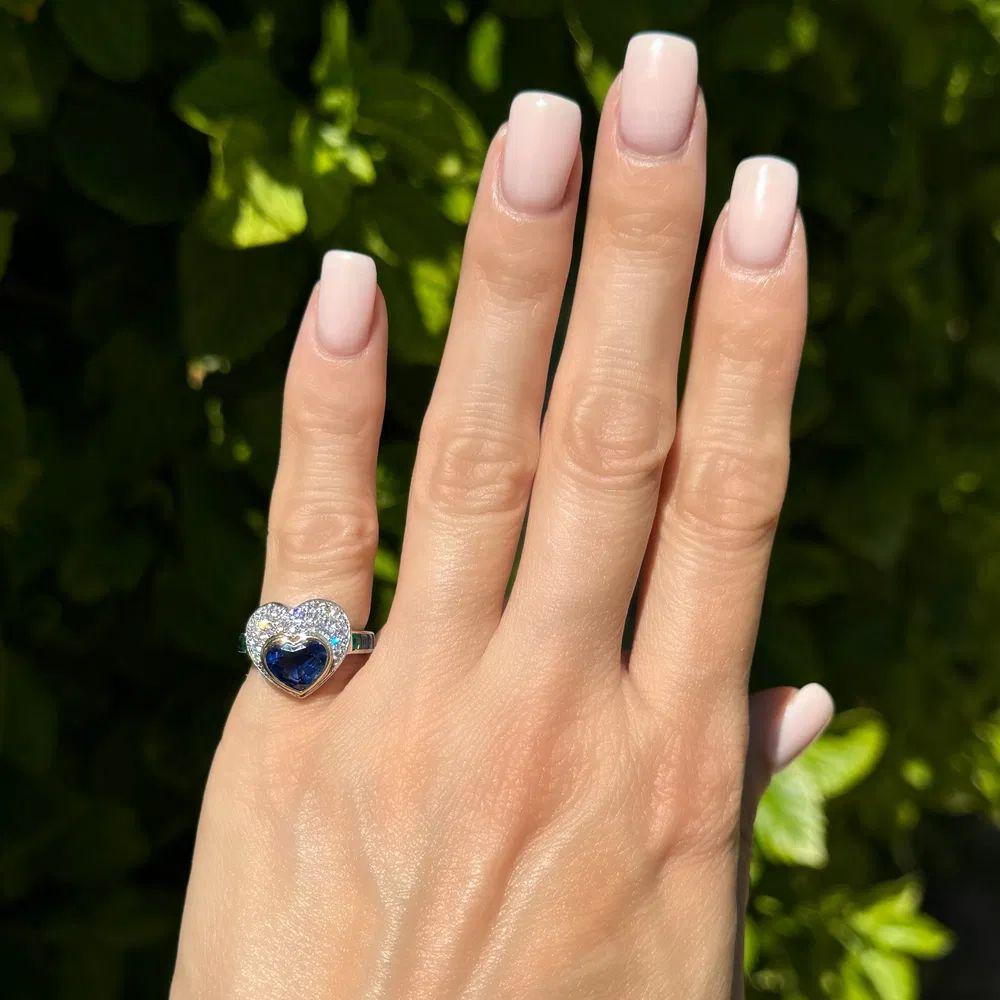Platin- und Goldring mit 2,60 Karat herzblauem Saphir, Diamant und Smaragd (Moderne) im Angebot