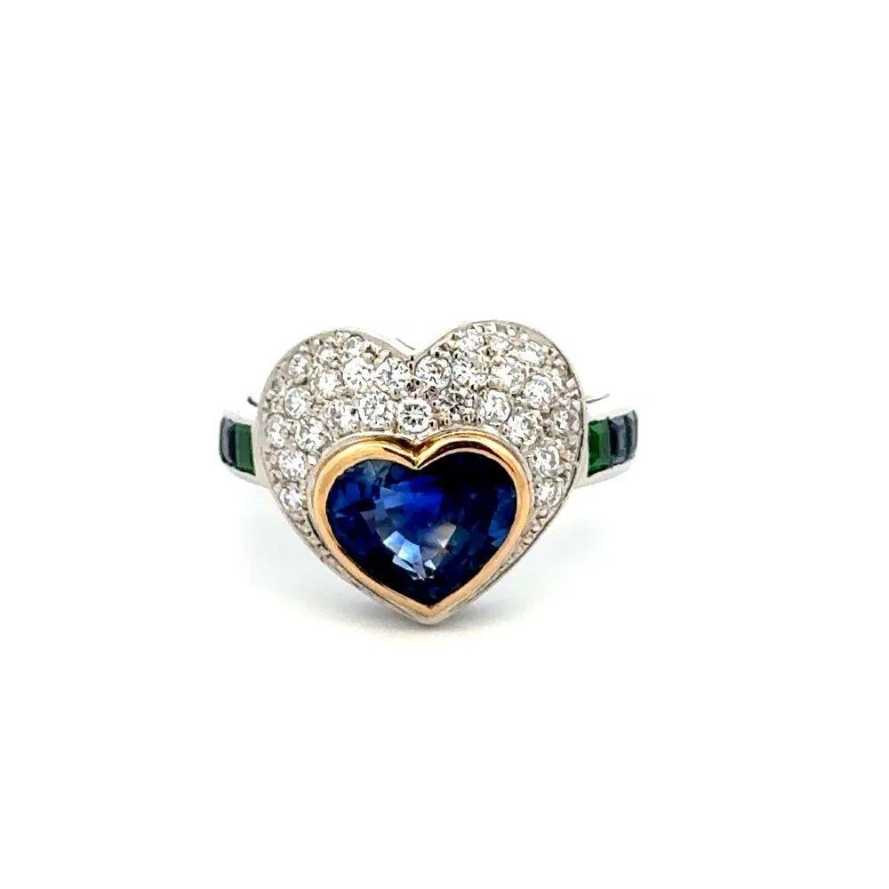 Platin- und Goldring mit 2,60 Karat herzblauem Saphir, Diamant und Smaragd (Gemischter Schliff) im Angebot