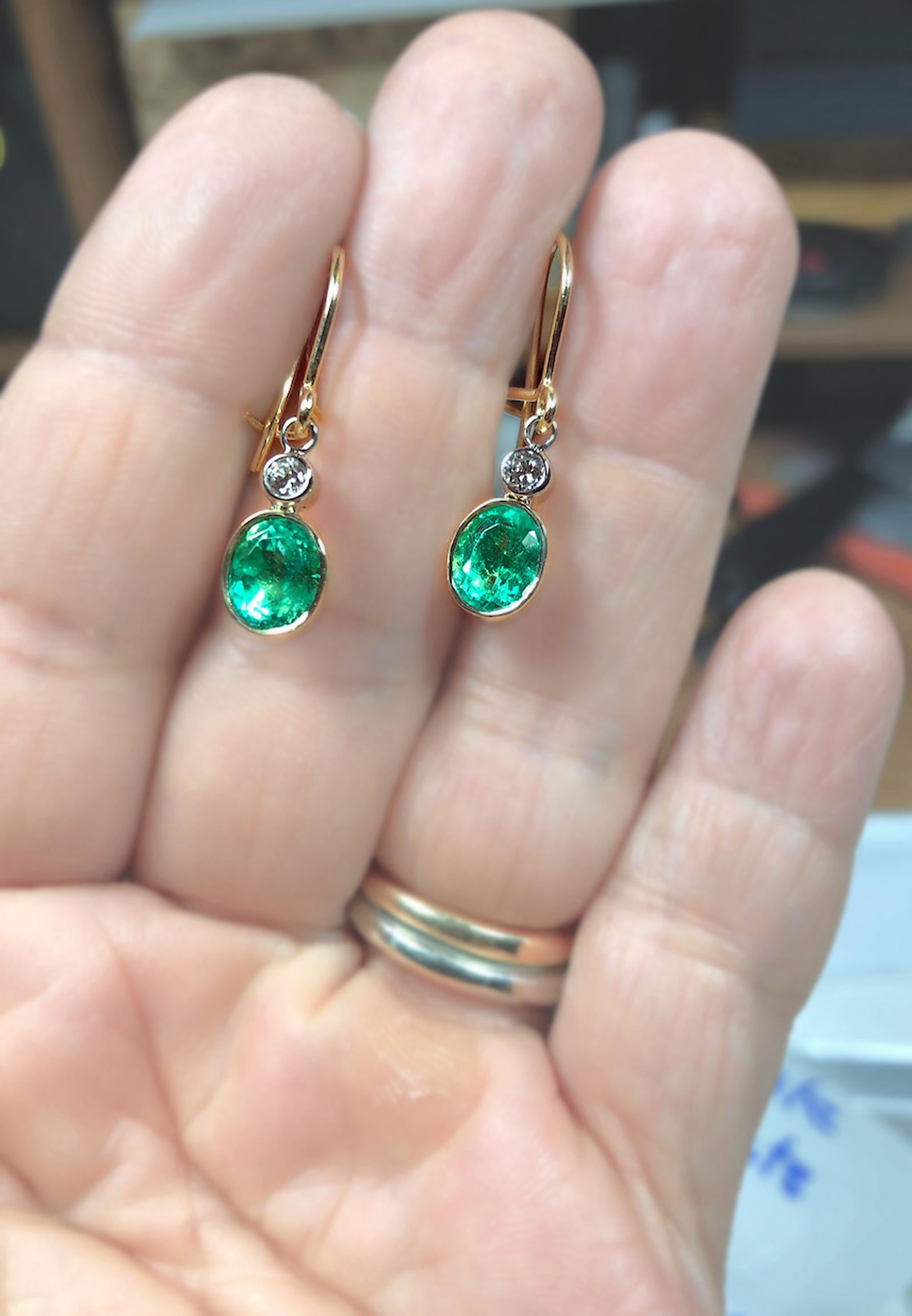 Contemporary 2.60 Carat Natural Colombian Emerald Diamond Drop Earrings 18 Karat Gold For Sale
