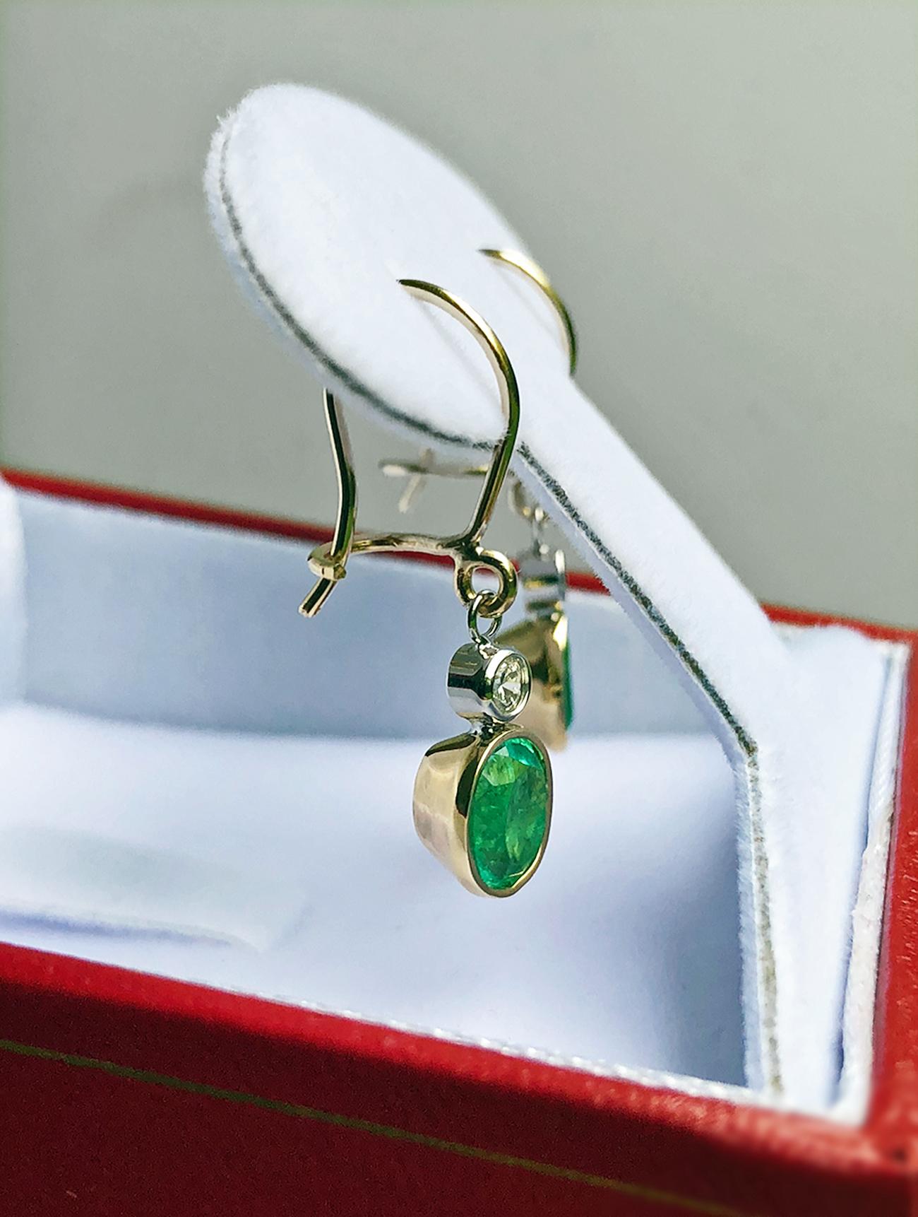 Women's 2.60 Carat Natural Colombian Emerald Diamond Drop Earrings 18 Karat Gold For Sale