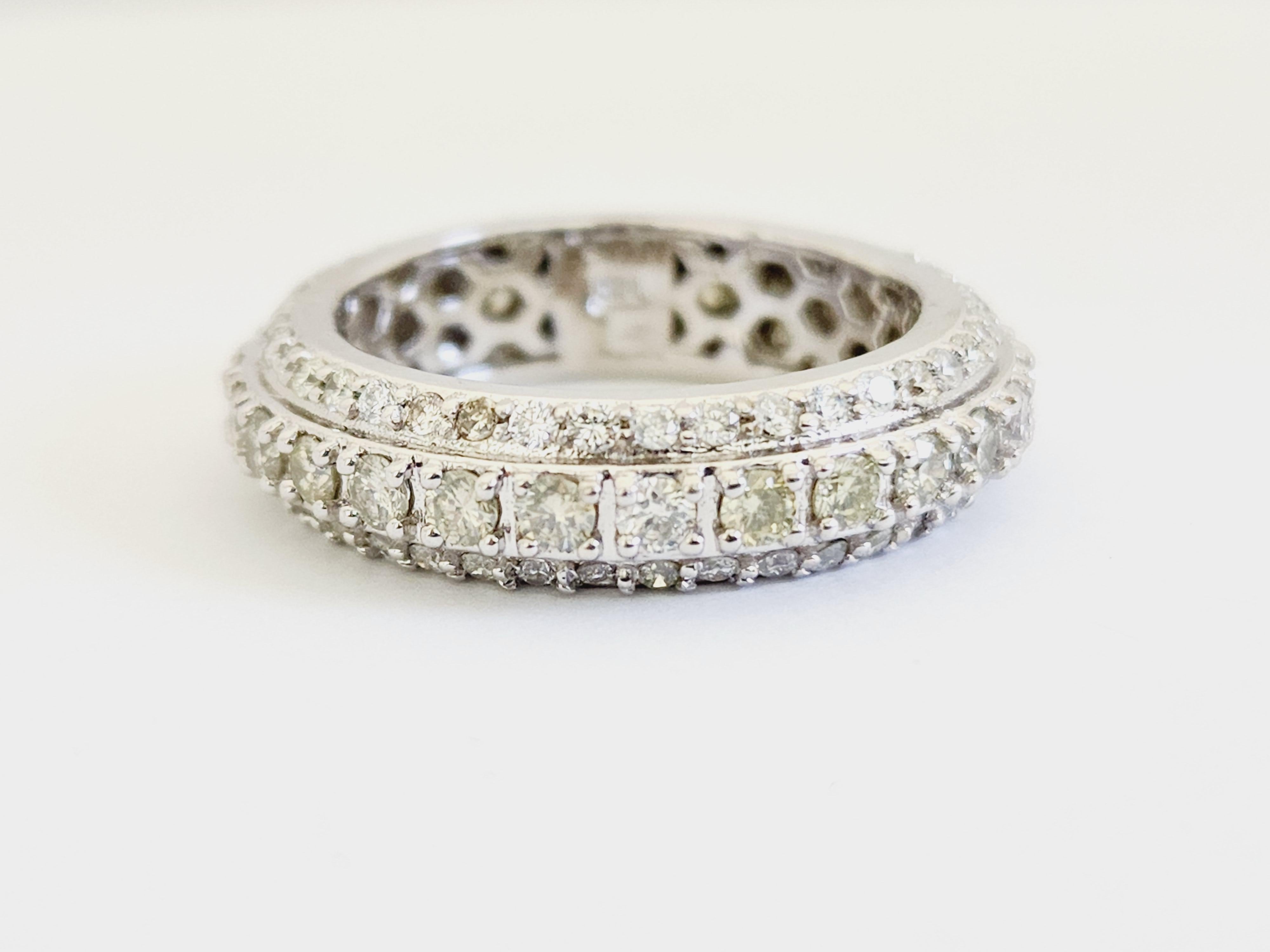 Eternity-Ring aus 14 Karat Weißgold mit 2,60 Karat natürlichem Diamant 
Natürliche runde Diamanten,  Durchschnittliche Farbe I-J Klarheit SI. 
Ring Größe 10