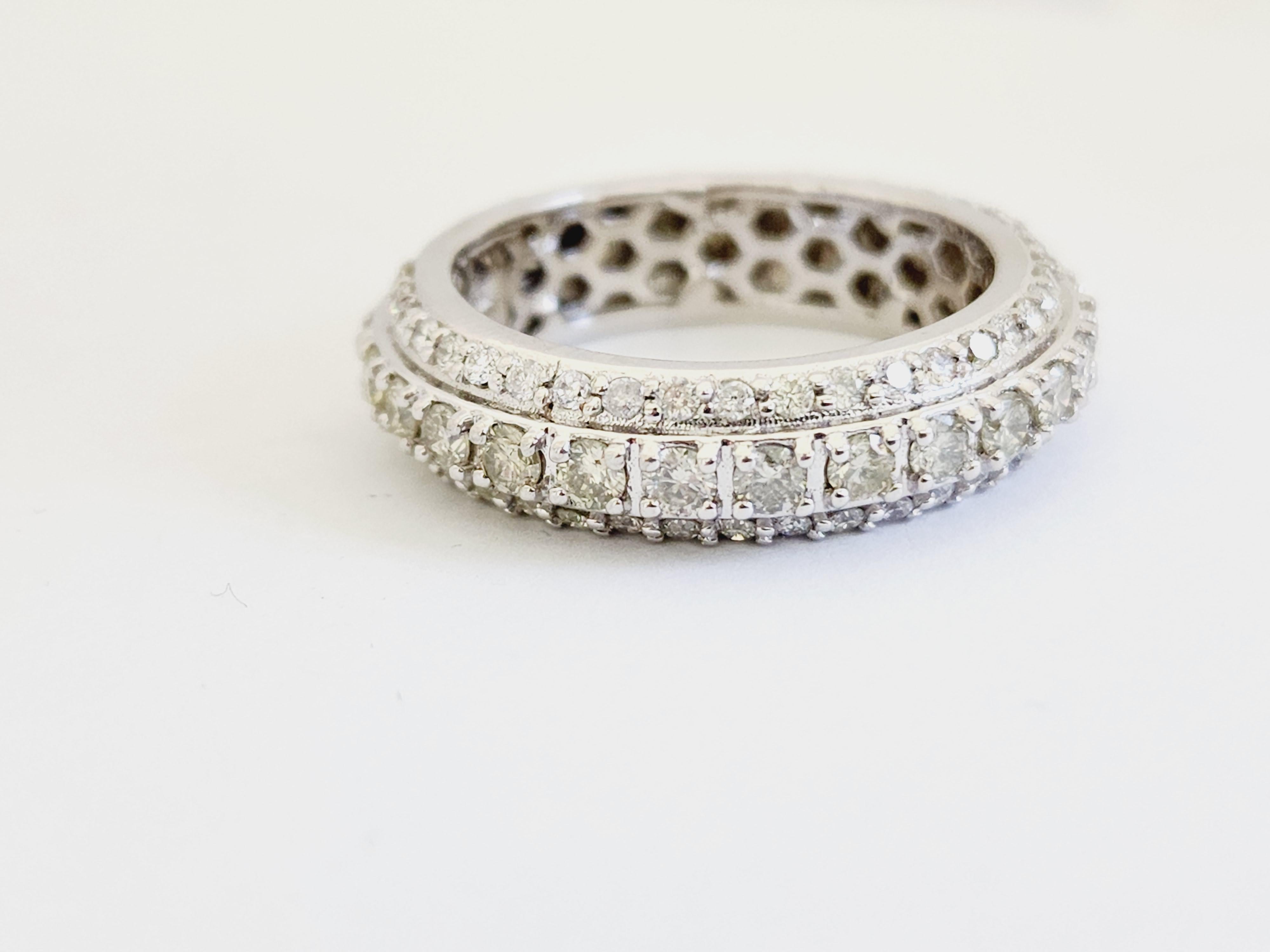 Taille ronde Anneau d'éternité en or blanc 14 carats avec diamants naturels de 2,60 carats en vente