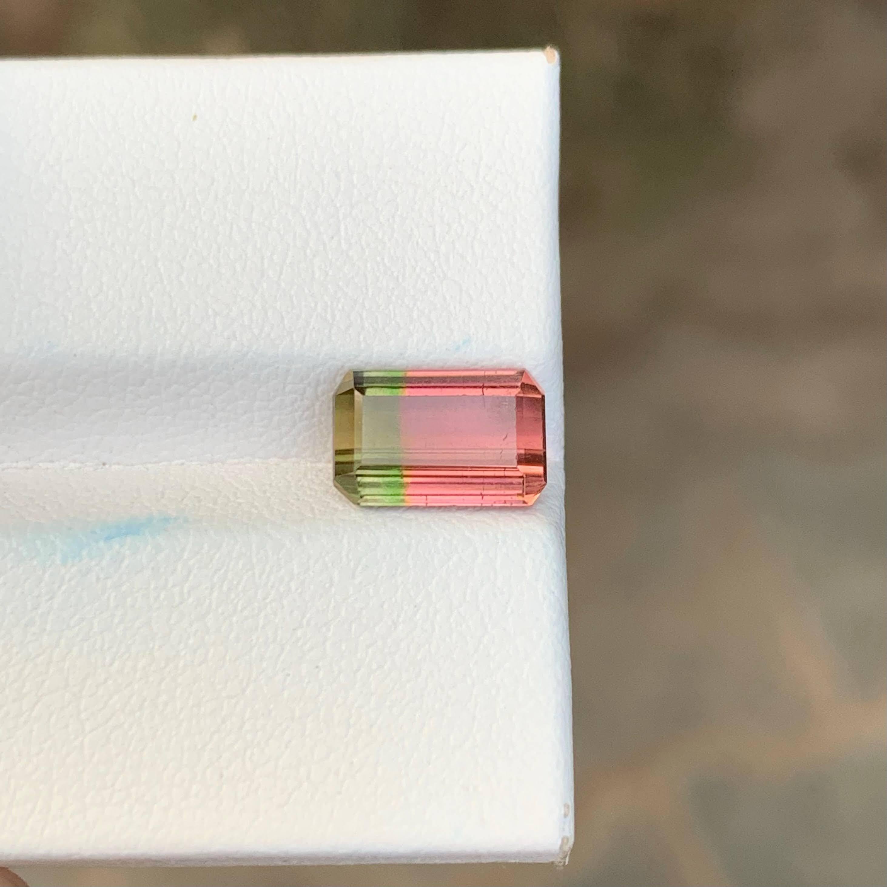 Gewicht 2,60 Karat 
Abmessungen 9,4x6,2x4,5mm
Behandlung Keine 
Herkunft Afrika 
Klarheit VVS 
Form Schliff Smaragd 




Dieser 2,60 Karat schwere natürliche Bicolor-Turmalin zeichnet sich durch einen wunderschön ausbalancierten Kissenschliff aus,