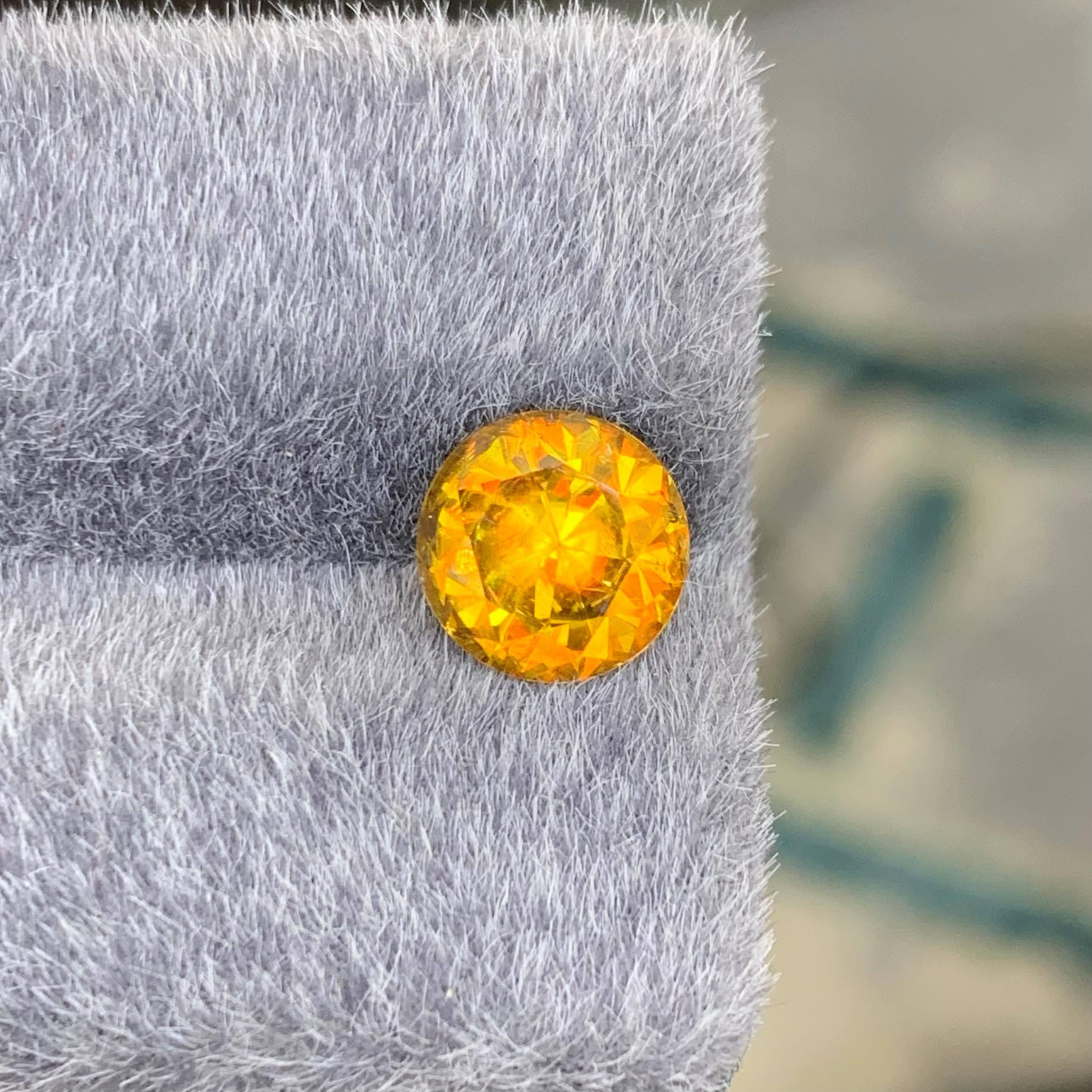 Peso 2,60 quilates 
Dimensiones 8,2x8,2x5,7 mm
Tratamiento Ninguno
Origen Pakistán 
Claridad VVS 
Forma Corte Redondo 




Esta Esfena Natural Suelta Efecto Fuego de 2,60 Quilates hipnotiza con su deslumbrante juego de colores, mostrando destellos