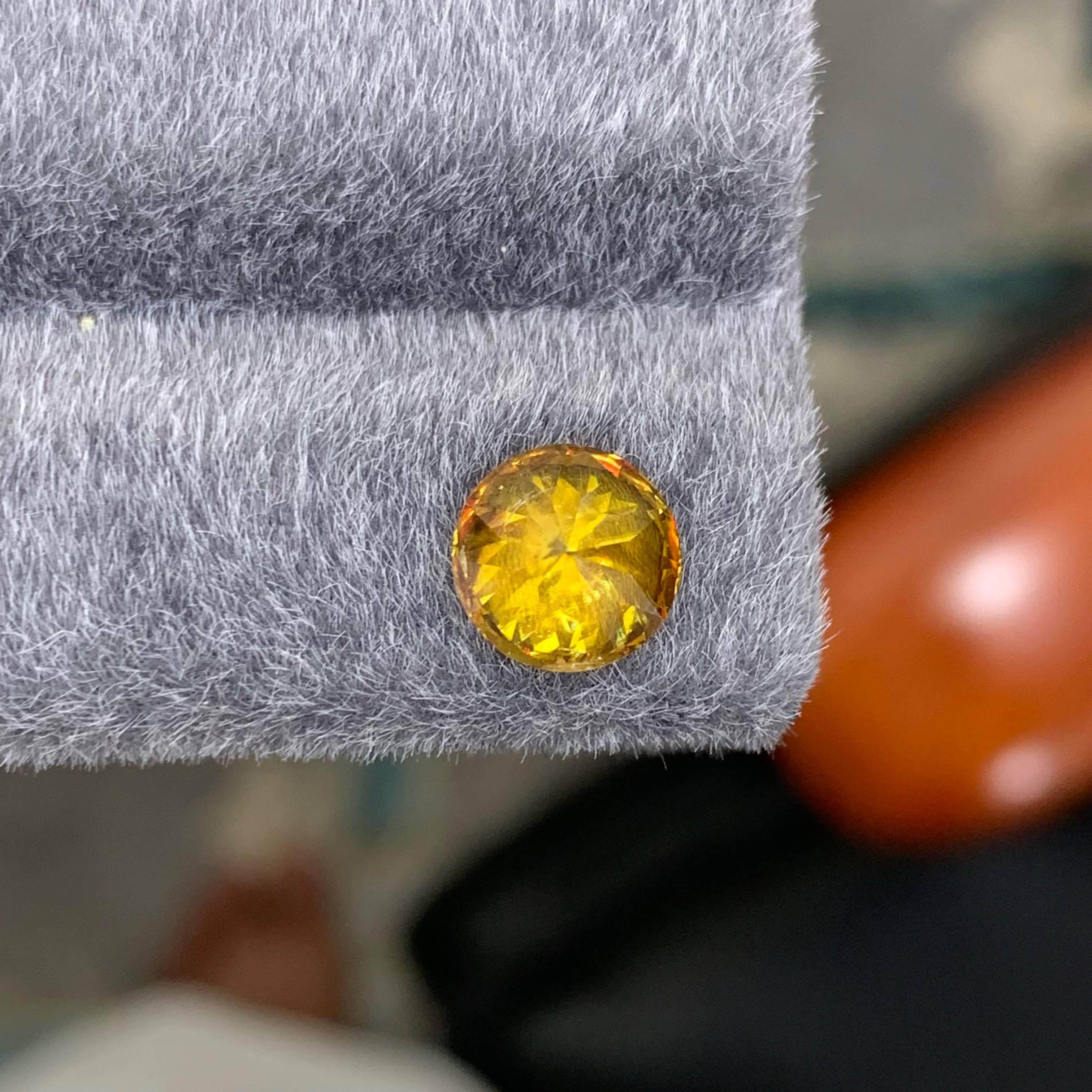 2,60 Quilates Piedra Esfena Natural Suelta Efecto Fuego Talla Redonda Gema Paquistaní Moderno en venta