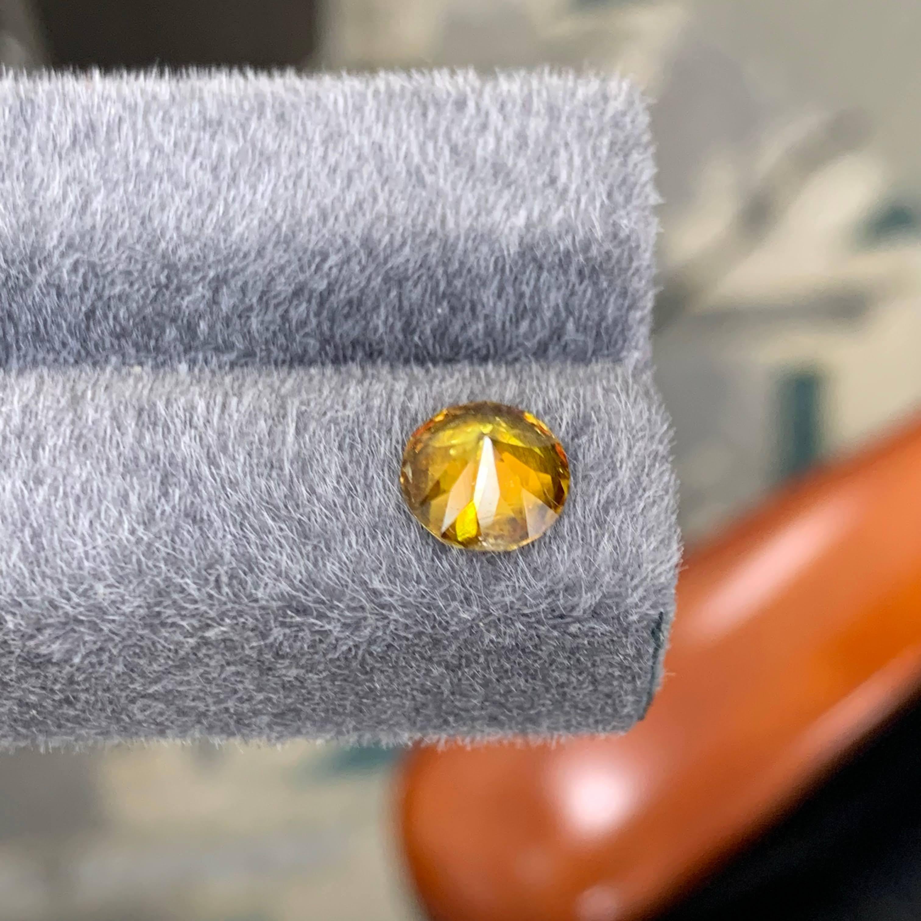 2,60 Quilates Piedra Esfena Natural Suelta Efecto Fuego Talla Redonda Gema Paquistaní Corte redondo en venta