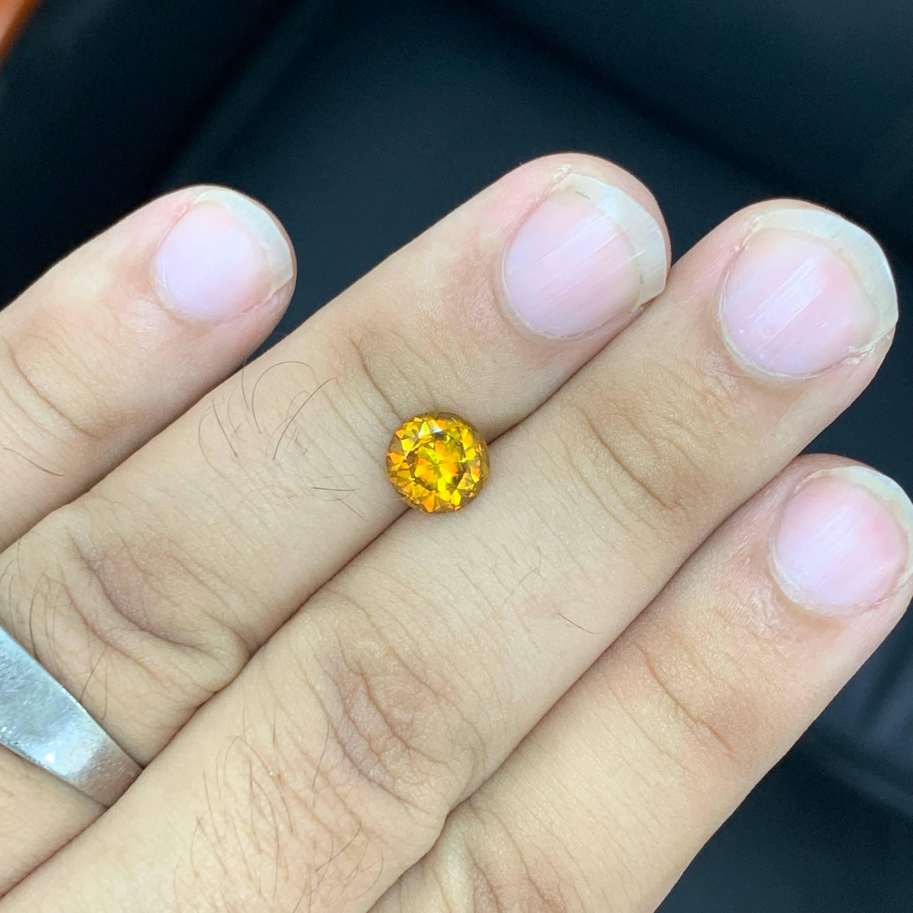 2,60 Quilates Piedra Esfena Natural Suelta Efecto Fuego Talla Redonda Gema Paquistaní en Nuevo estado para la venta en Bangkok, TH