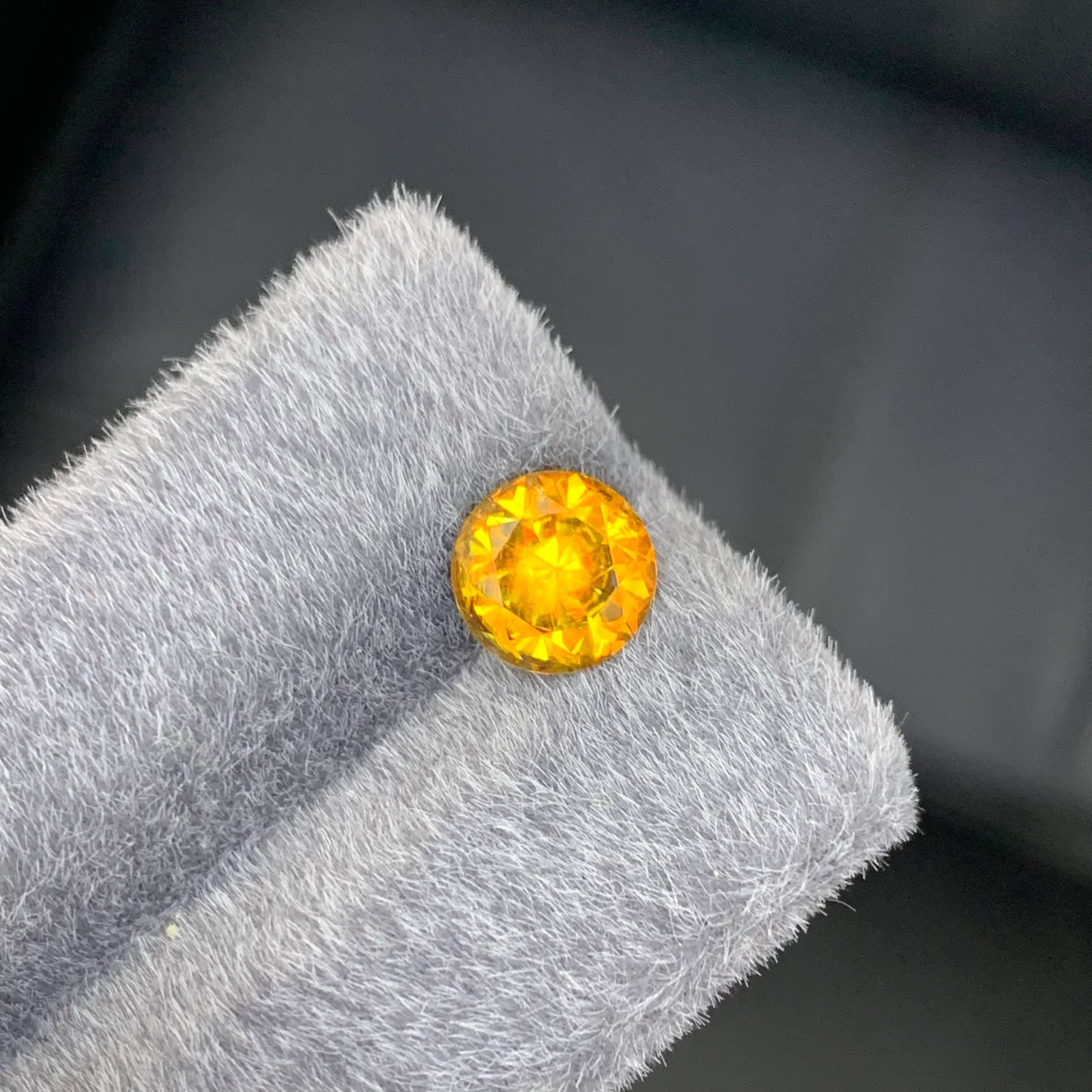 Femenino o masculino 2,60 Quilates Piedra Esfena Natural Suelta Efecto Fuego Talla Redonda Gema Paquistaní en venta