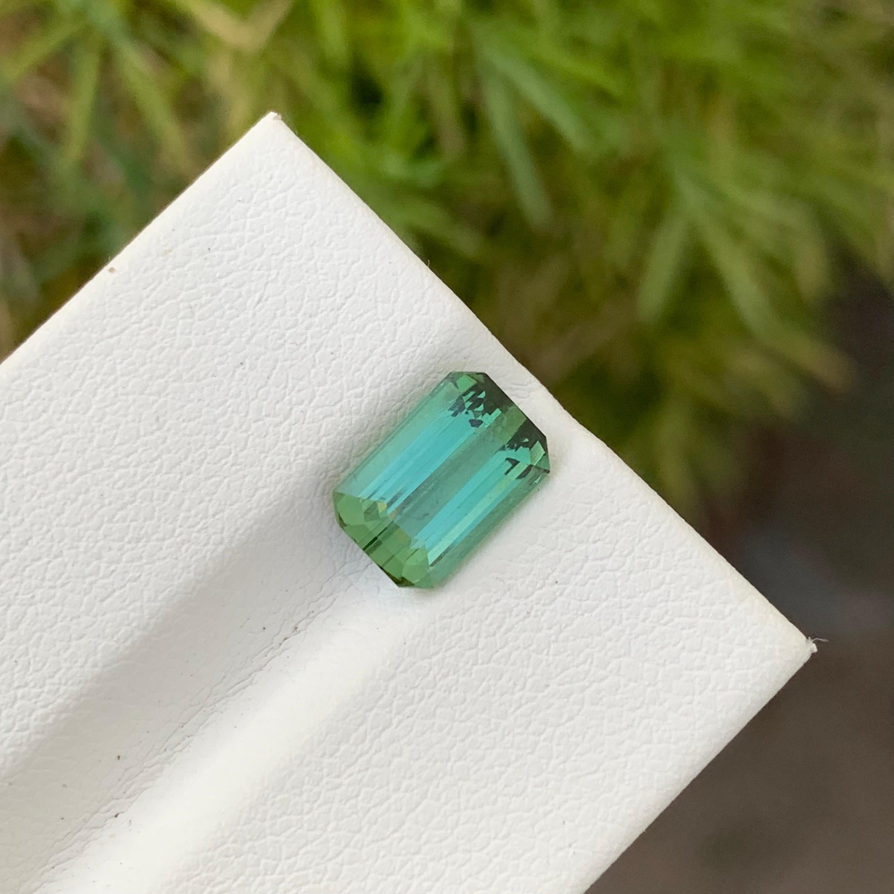 2.60 Karat natürlicher loser grüner Turmalin in Smaragdform aus Stein aus Erdminenform (Smaragdschliff) im Angebot