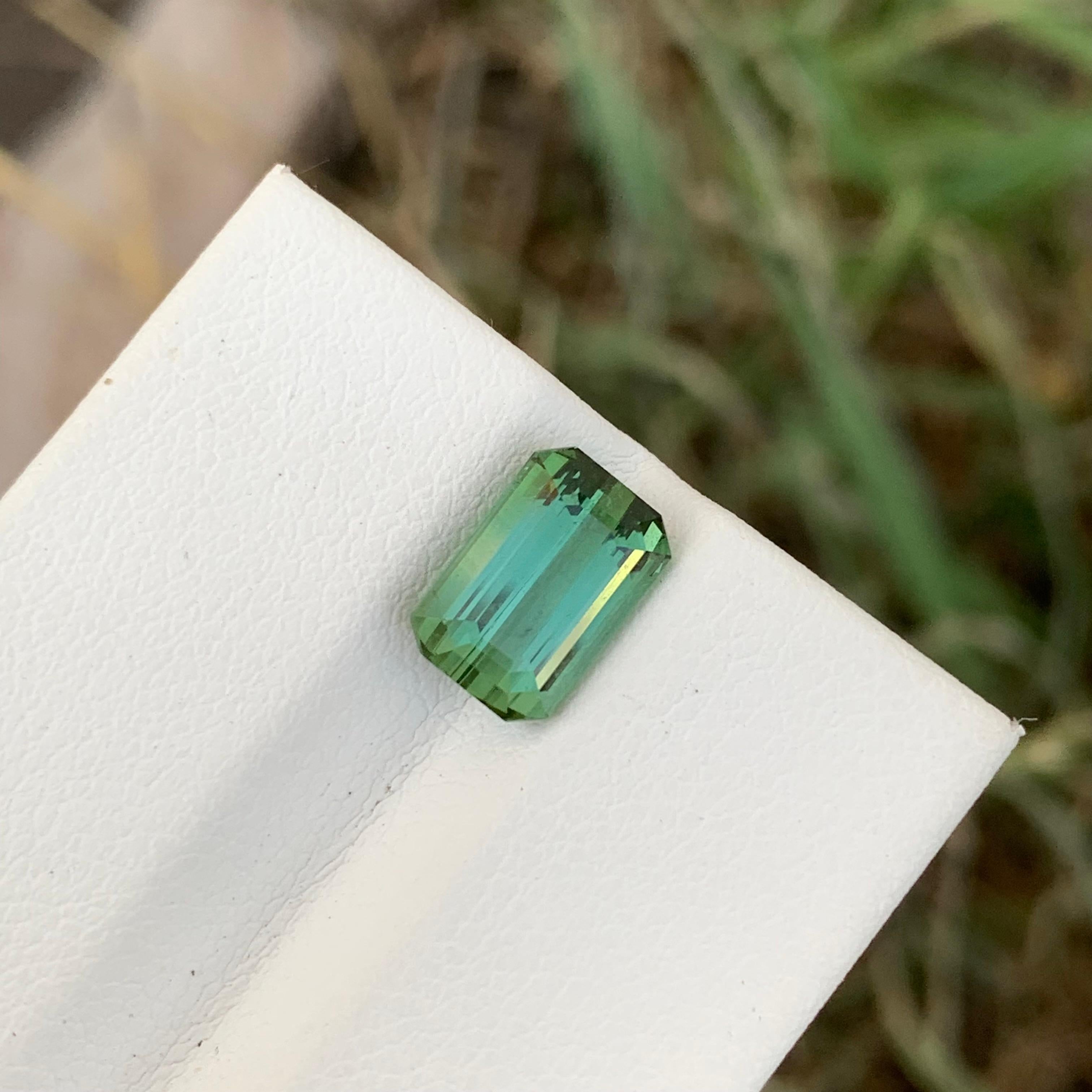 2.60 Karat natürlicher loser grüner Turmalin in Smaragdform aus Stein aus Erdminenform für Damen oder Herren im Angebot