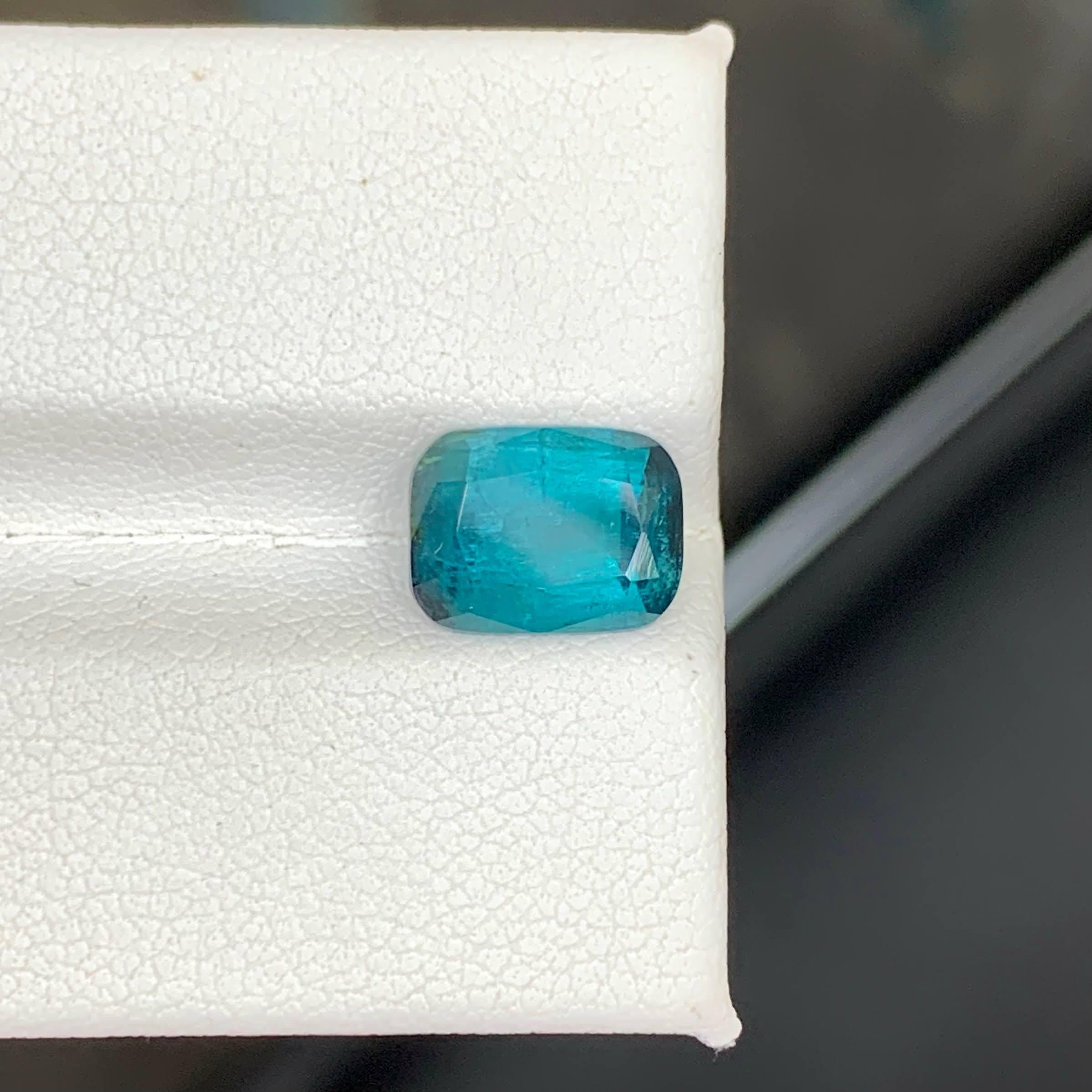 Peso 2,60 quilates 
Dimensiones 9,5x7,0x5,1 mm
Tratamiento Ninguno 
Origen Afgano 
Claridad SI
Forma Corte Cojín 




Esta Turmalina Indicolita Natural Suelta de 2,60 quilates muestra una fascinante mezcla de profundos tonos azules y cerceta con un