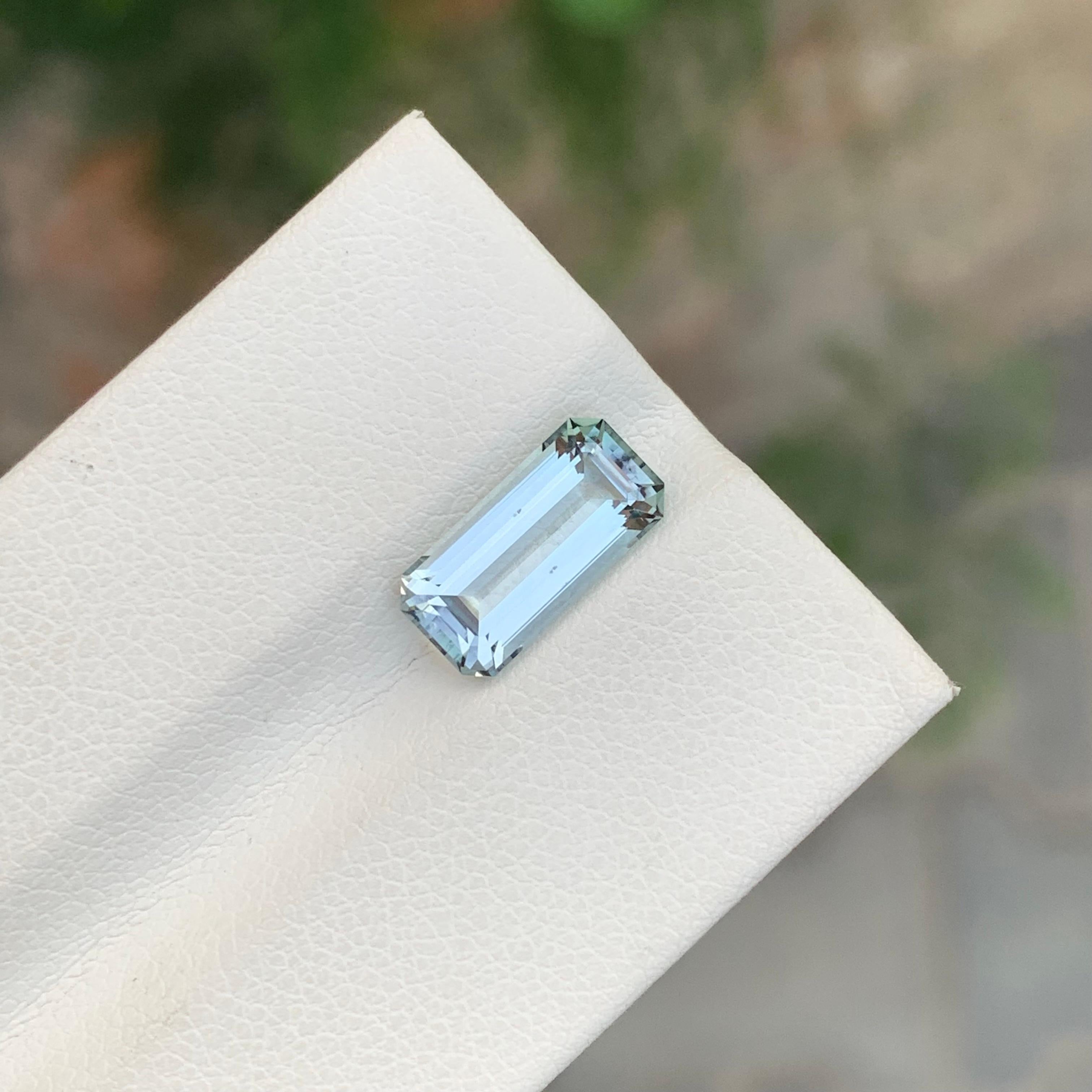 Arts and Crafts Pierre précieuse naturelle non sertie de 2.60 carats, tourmaline émeraude de forme émeraude en vente