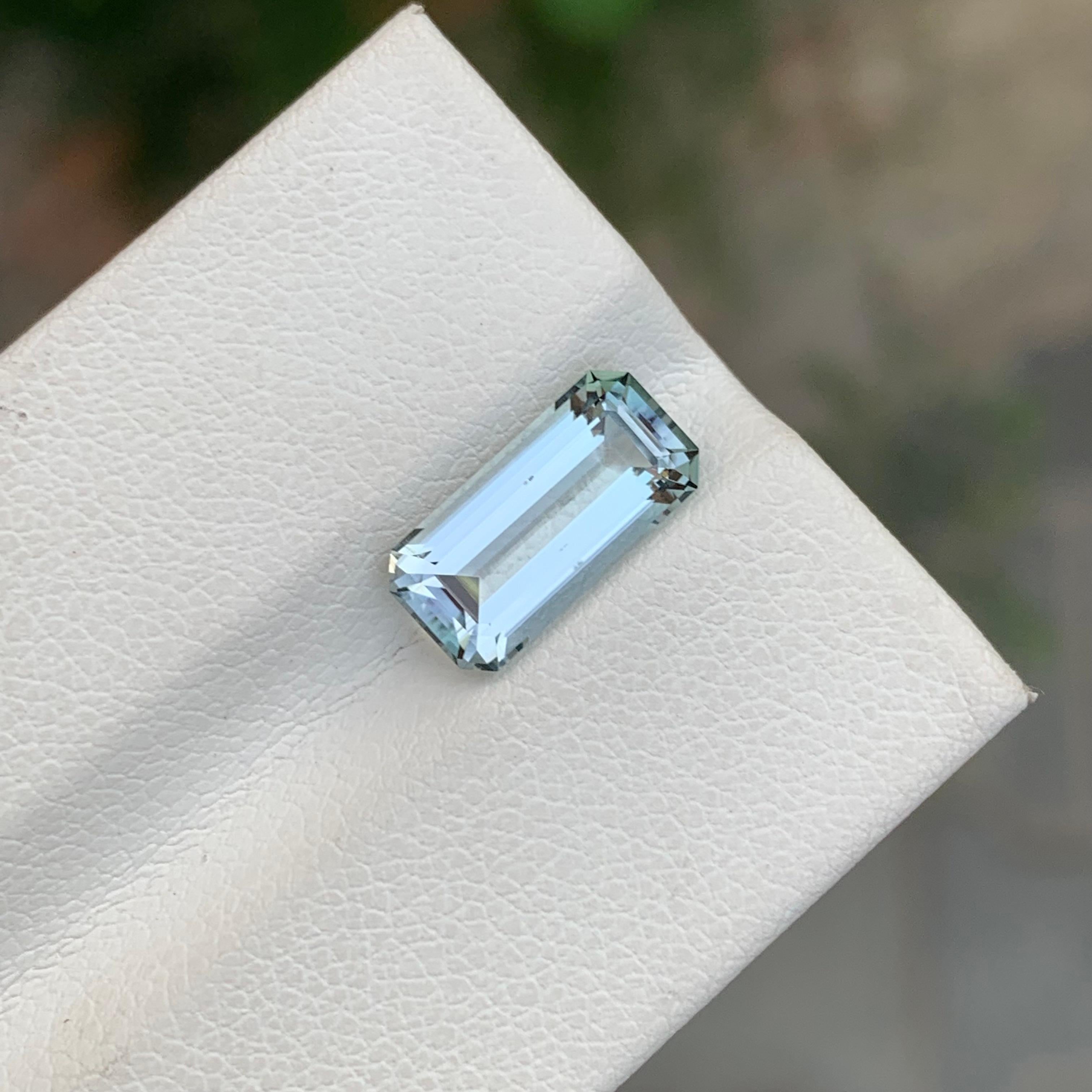 Taille émeraude Pierre précieuse naturelle non sertie de 2.60 carats, tourmaline émeraude de forme émeraude en vente