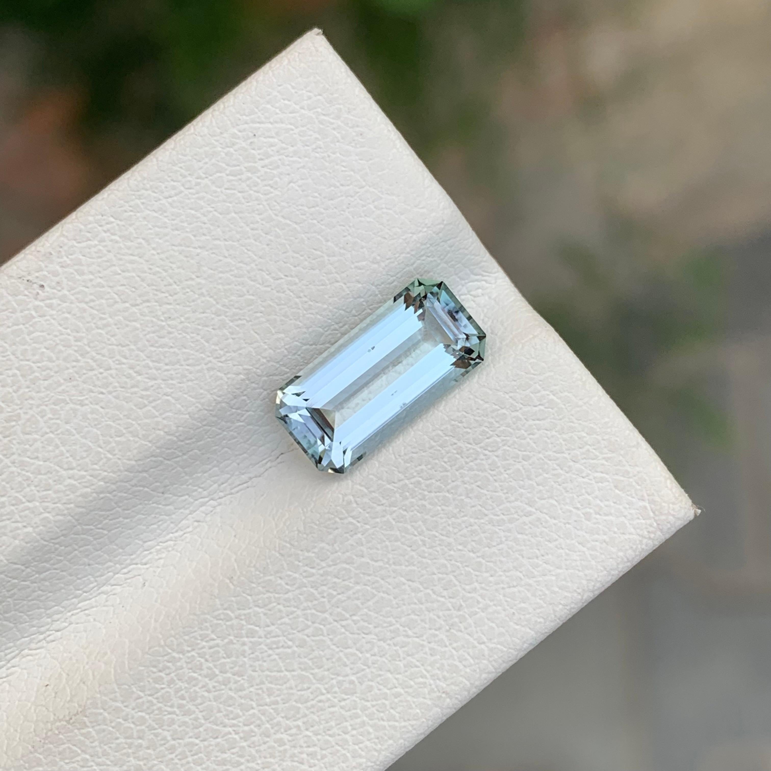Pierre précieuse naturelle non sertie de 2.60 carats, tourmaline émeraude de forme émeraude Unisexe en vente