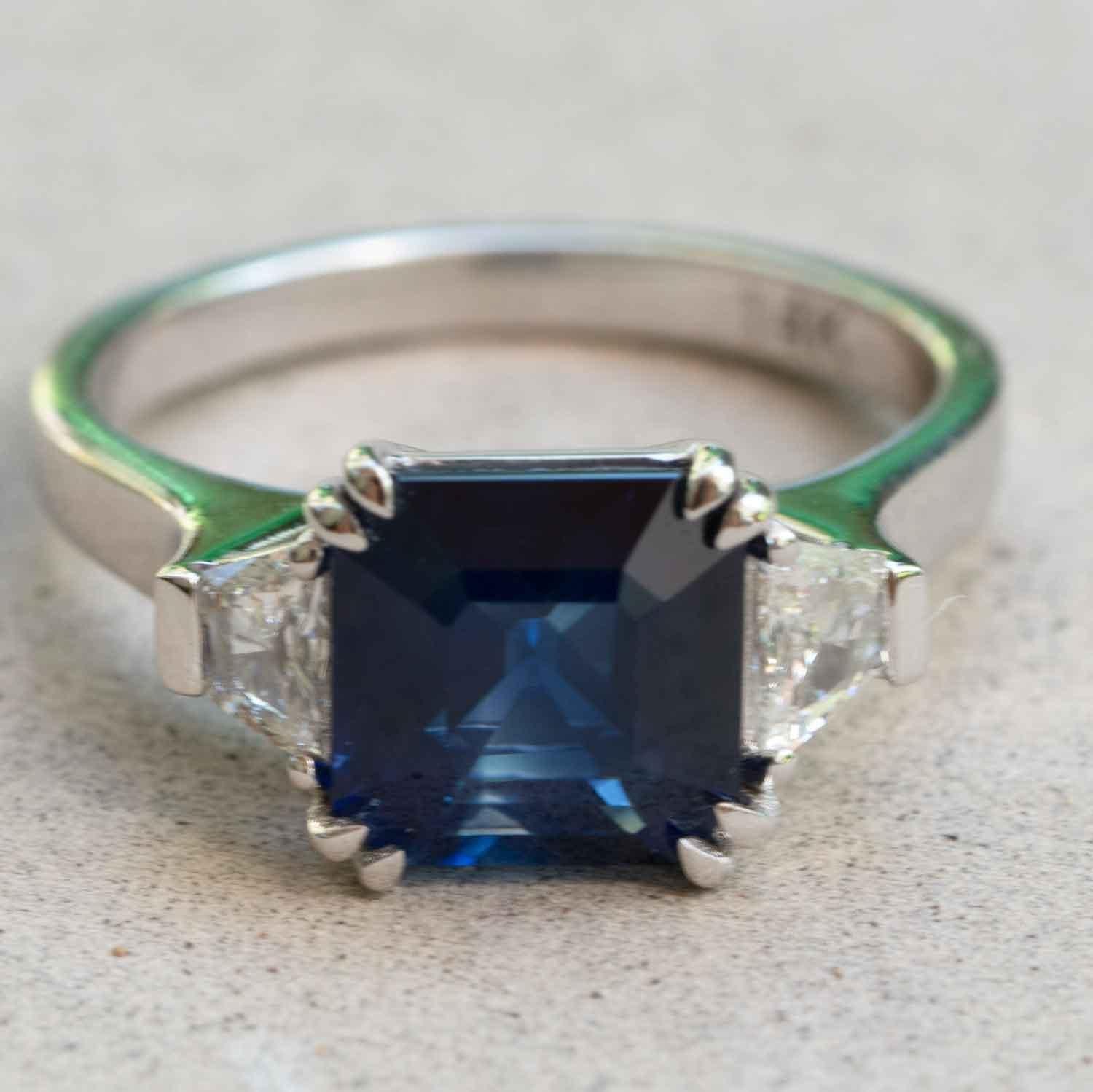 Diese atemberaubende Kombination aus einem tiefblauen, natürlichen Saphir und funkelnden weißen Diamanten ist wie geschaffen für die Hand einer Prinzessin. Ein 2,60 Karat schwerer Saphir bietet elegante Tiefe und Farbe, umgeben von 2 einzeln