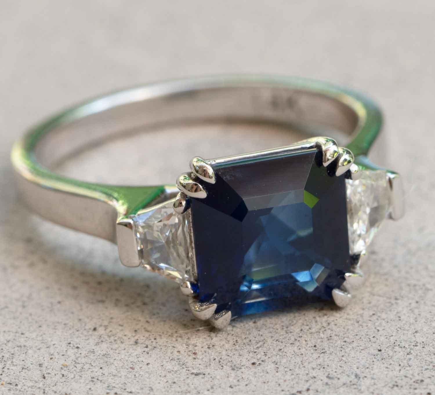 2,60 Karat natürlicher Saphir Diamant Ring, 3 Stein Verlobungsring (Art déco) im Angebot