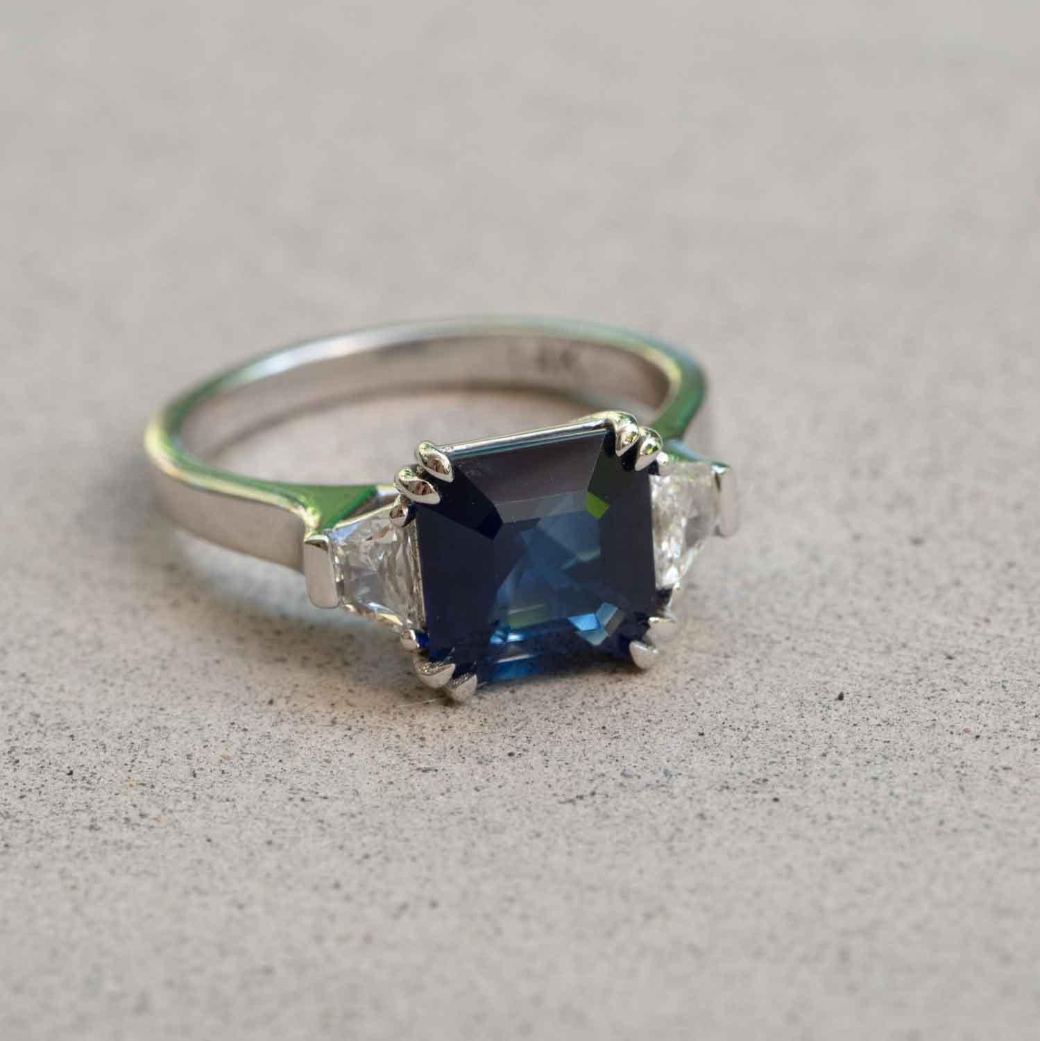 2,60 Karat natürlicher Saphir Diamant Ring, 3 Stein Verlobungsring im Zustand „Neu“ im Angebot in Ramat Gan, IL