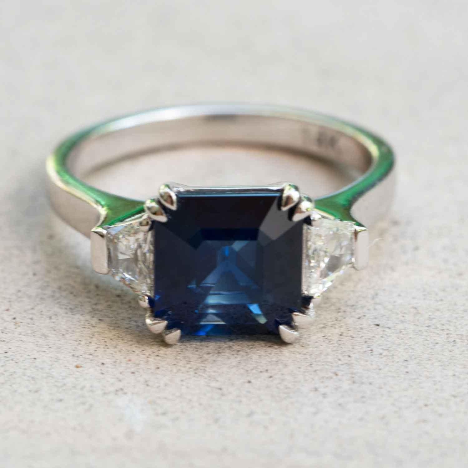 2,60 Karat natürlicher Saphir Diamant Ring, 3 Stein Verlobungsring (Smaragdschliff) im Angebot