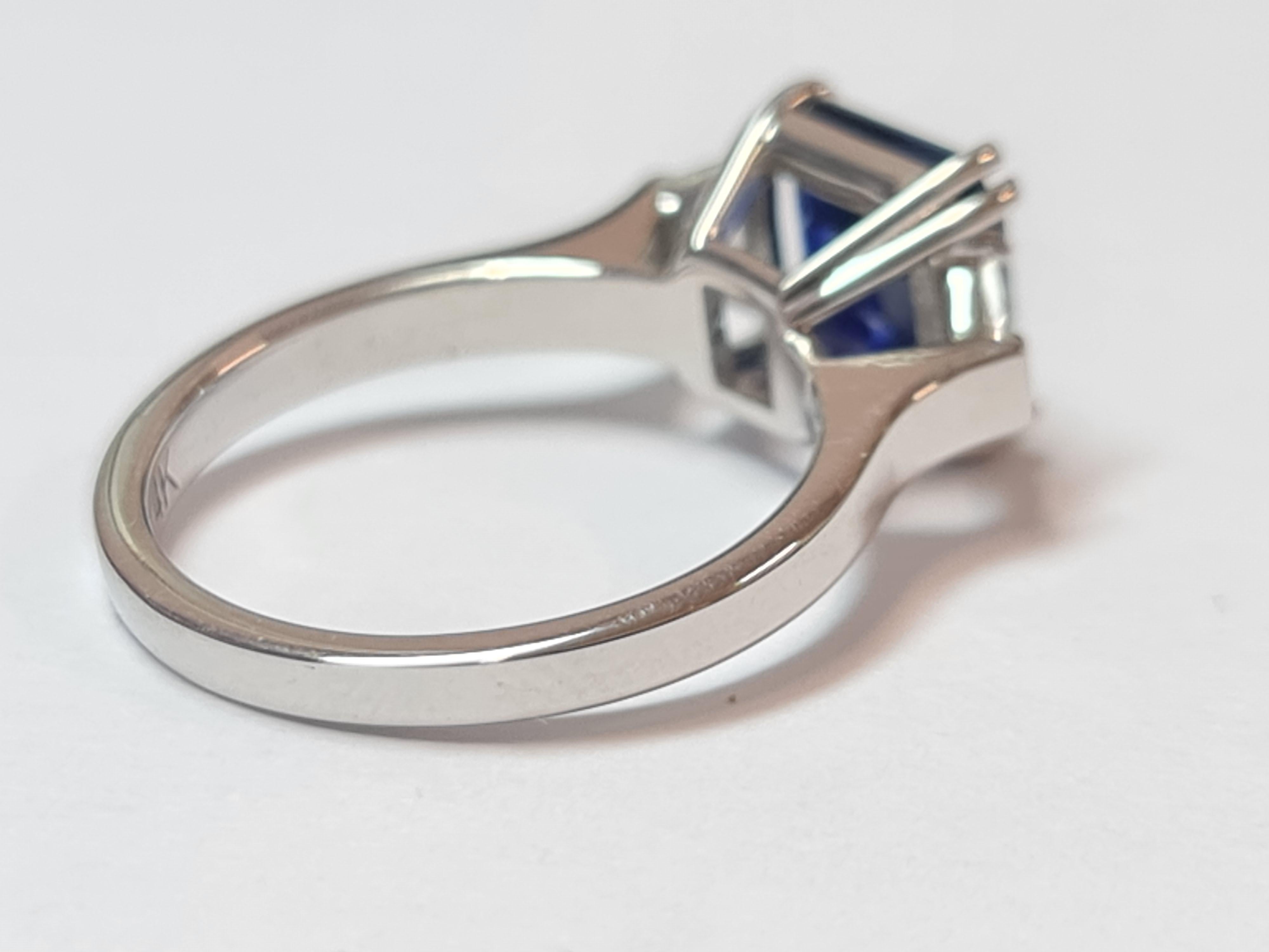 Anello di diamanti con zaffiro naturale da 2,60 carati, anello di fidanzamento con 3 pietre in vendita 9