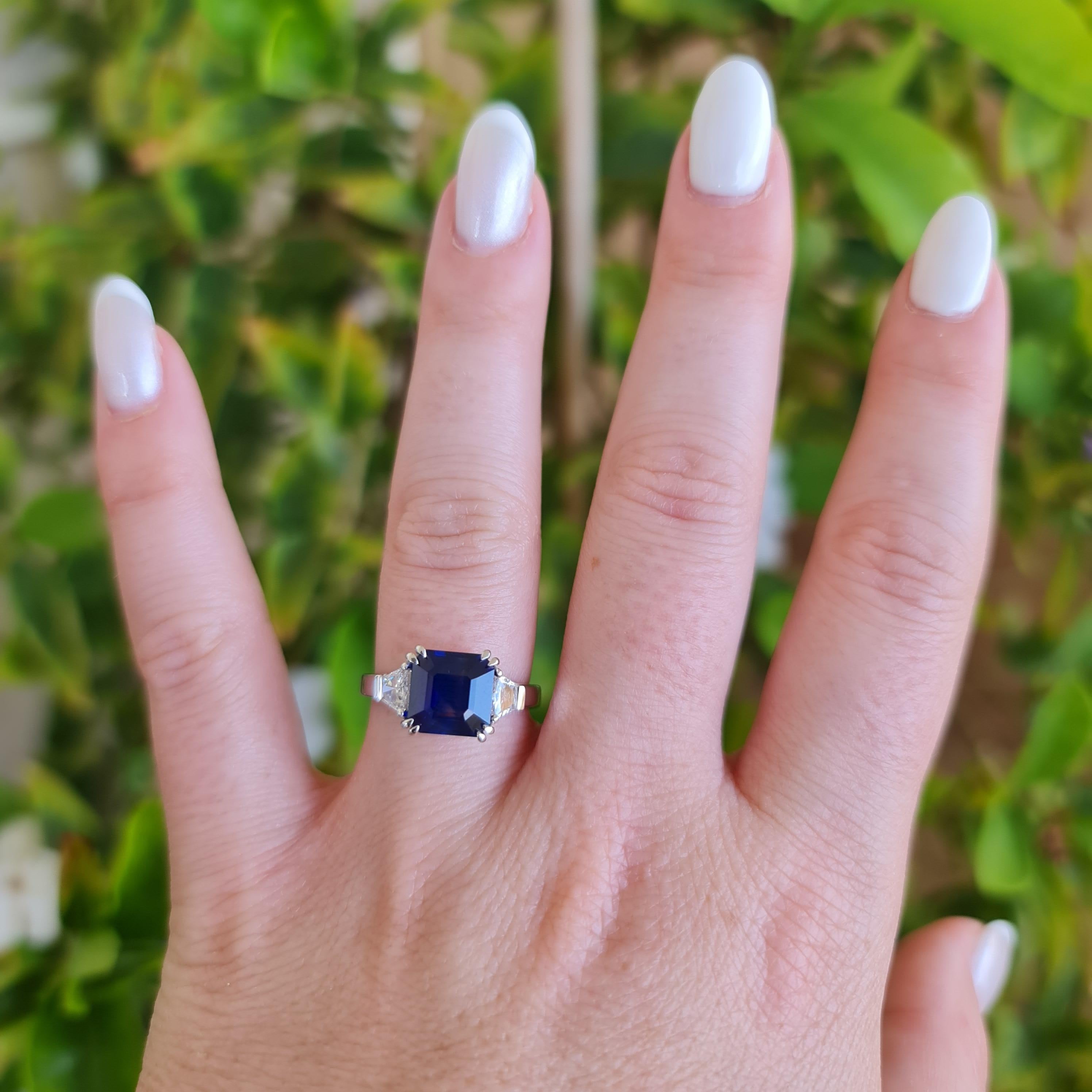 Art Deco 2.60 Carat Natural Sapphire Diamond Ring, 3 Stone Engagement Ring For Sale