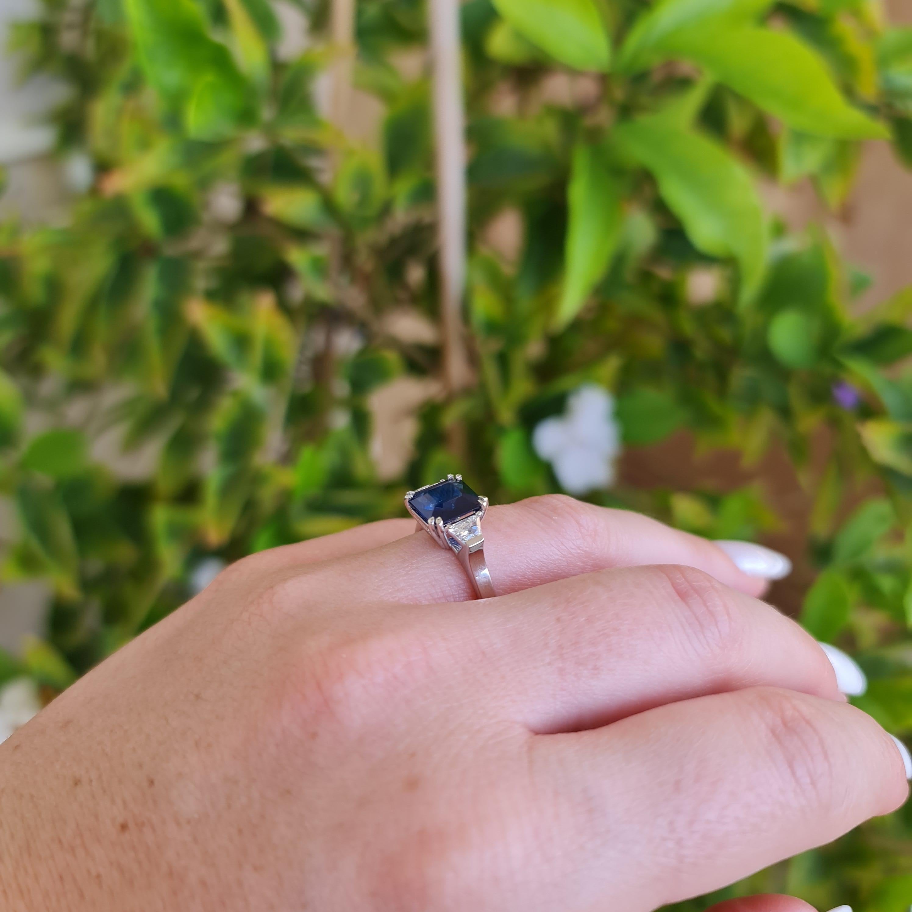 2.60 Carat Natural Sapphire Diamond Ring, 3 Stone Engagement Ring In New Condition For Sale In Ramat Gan, IL