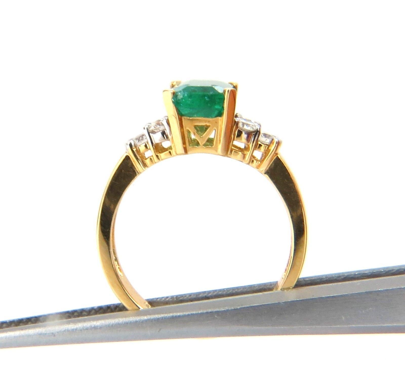 2.60 Carat Natural Vivid Bright Green Emerald Diamonds Ring 14 Karat In New Condition In New York, NY