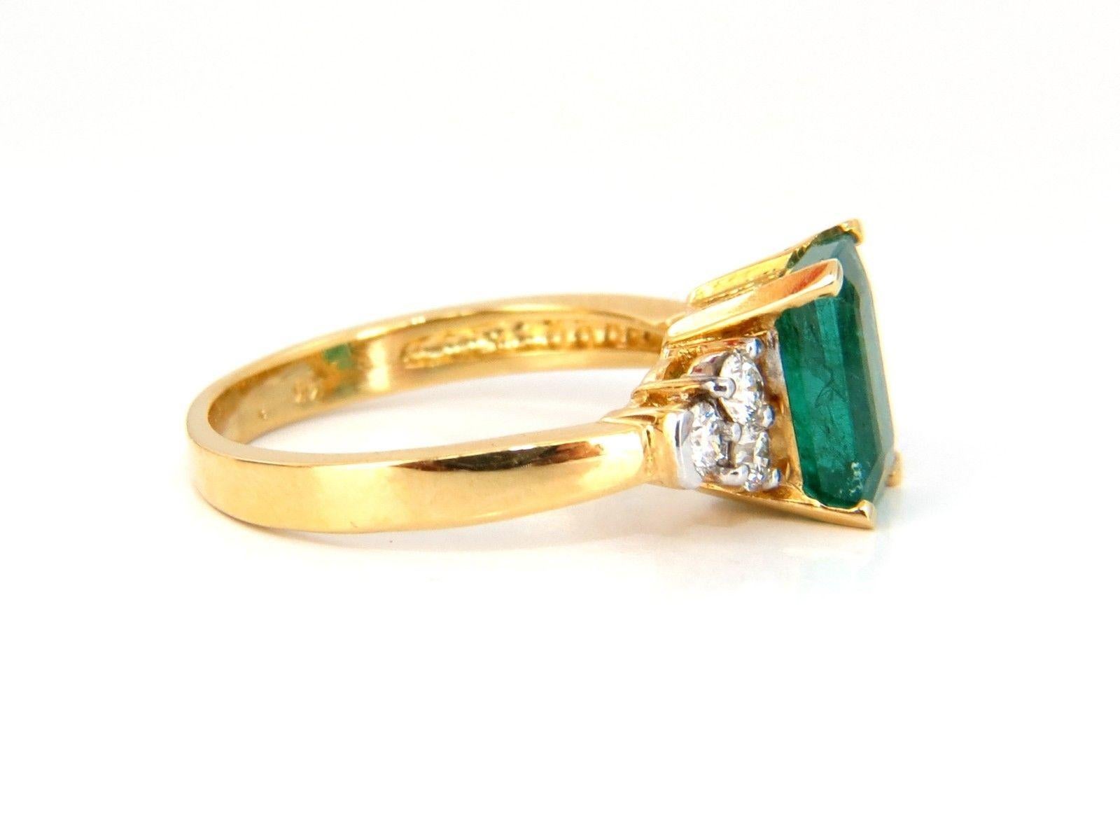 Women's or Men's 2.60 Carat Natural Vivid Bright Green Emerald Diamonds Ring 14 Karat