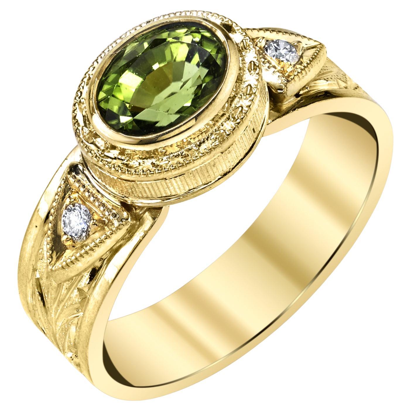 Anello con castone inciso in oro giallo con peridoto e diamanti da 2,60 carati in vendita