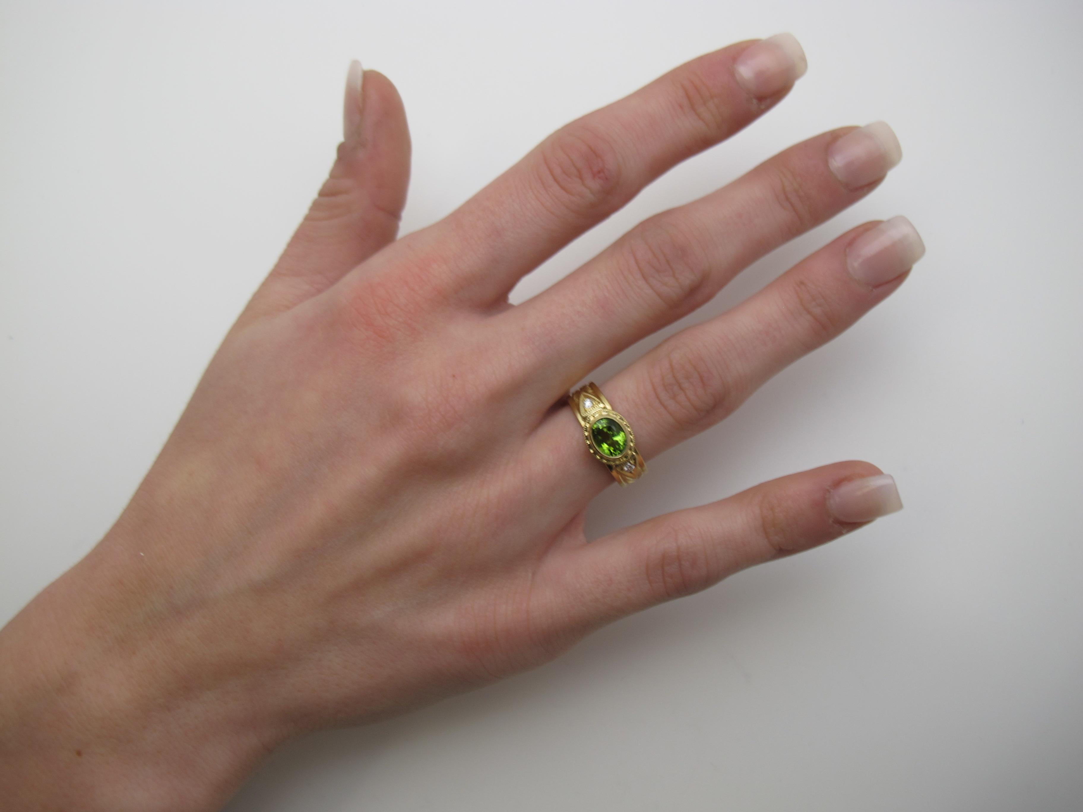 2.60 Carat Peridot and Diamond Yellow Gold Engraved Bezel Band Ring For Sale 4