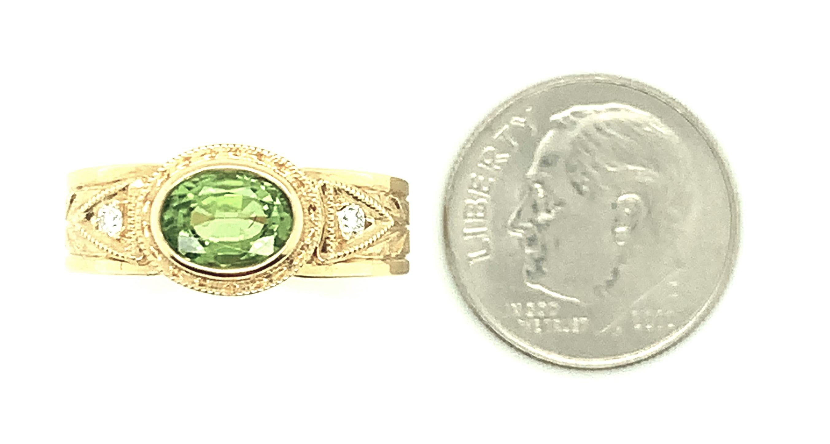 2.60 Carat Peridot and Diamond Yellow Gold Engraved Bezel Band Ring For Sale 2