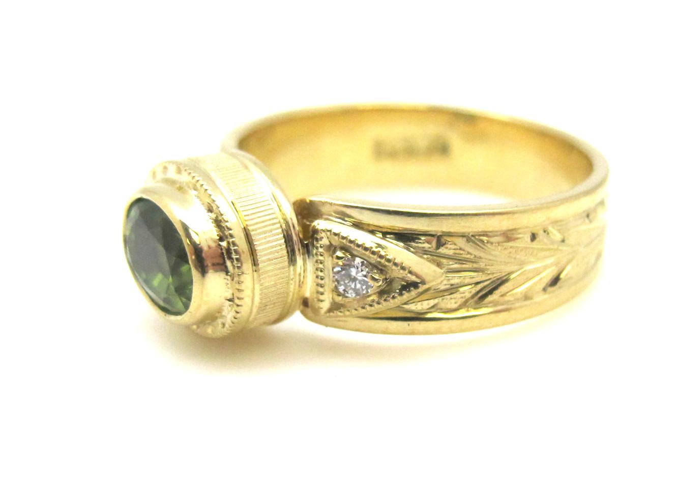 2.60 Carat Peridot and Diamond Yellow Gold Engraved Bezel Band Ring For Sale 1