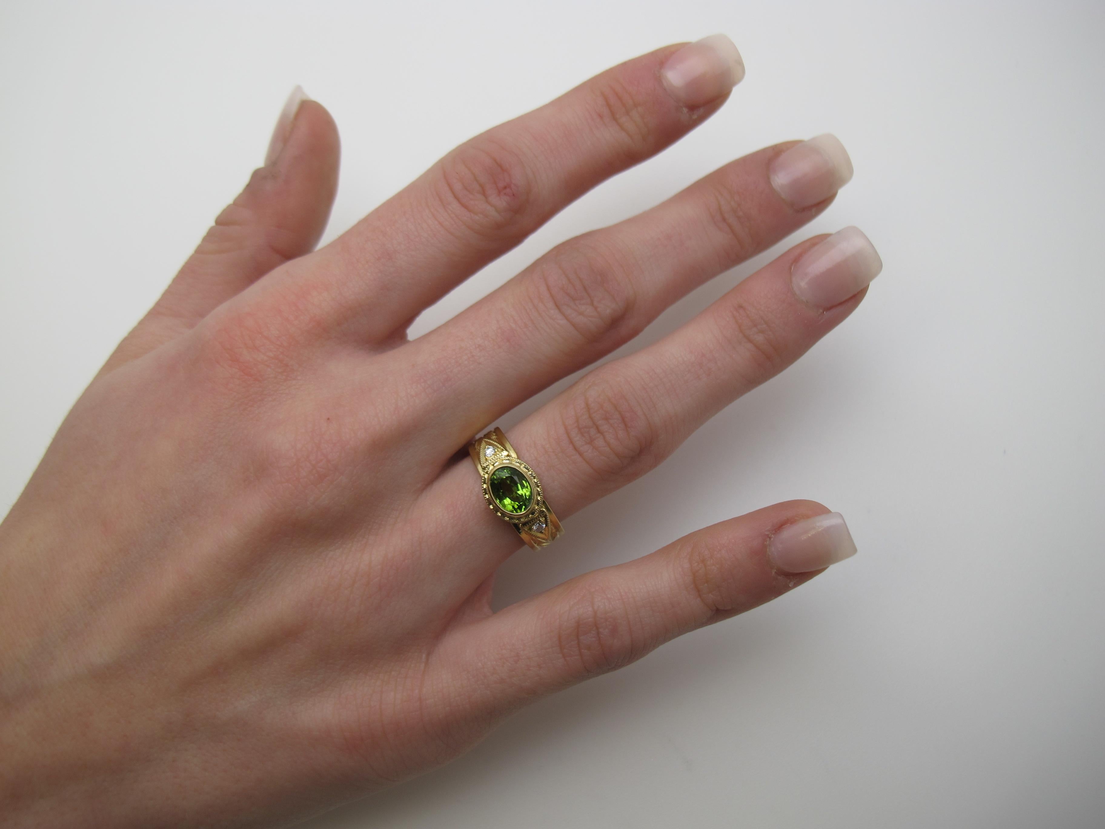 2.60 Carat Peridot and Diamond Yellow Gold Engraved Bezel Band Ring For Sale 3