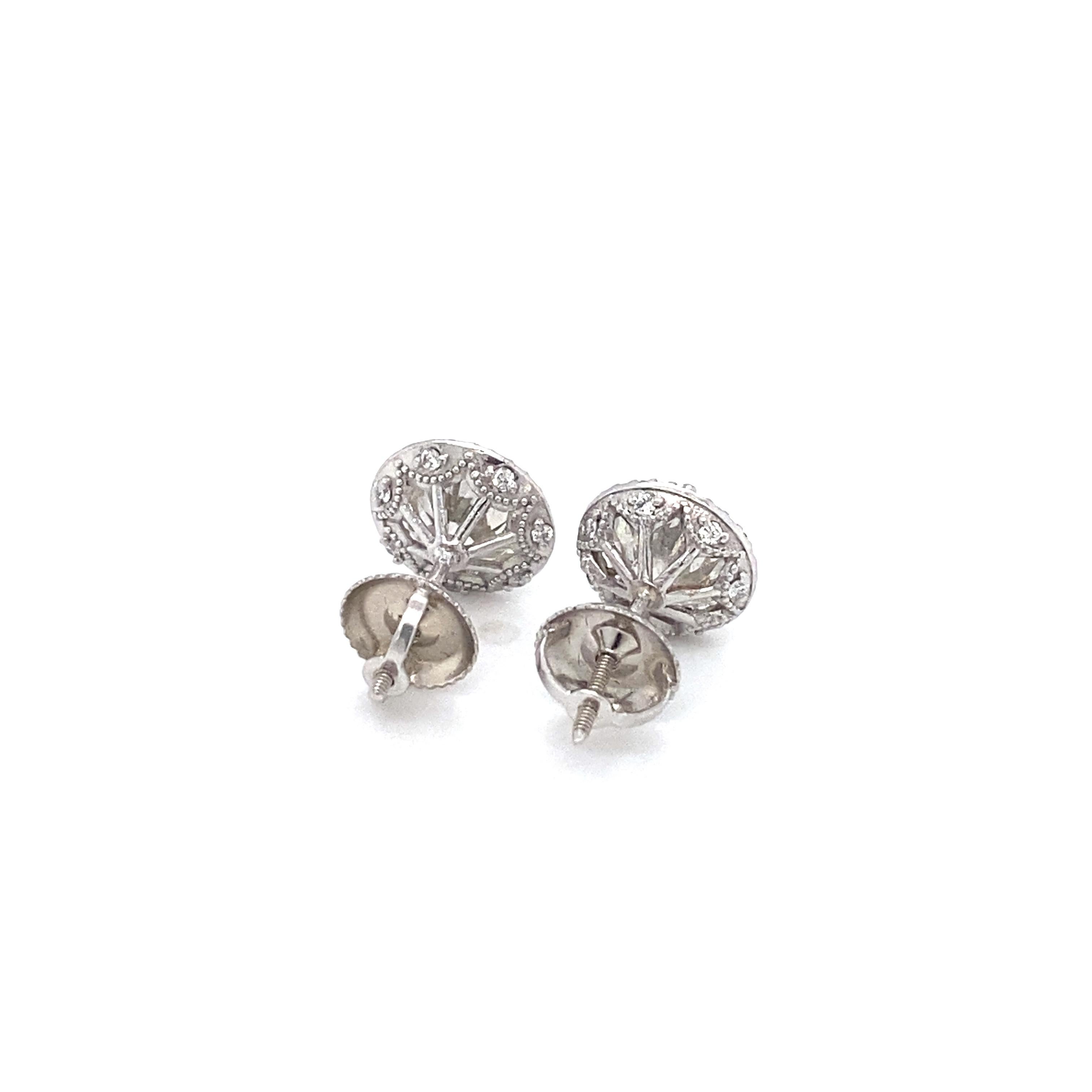 Taille ronde Clous d'oreilles en or blanc 14 carats avec halo de diamants ronds de 2,60 carats en vente