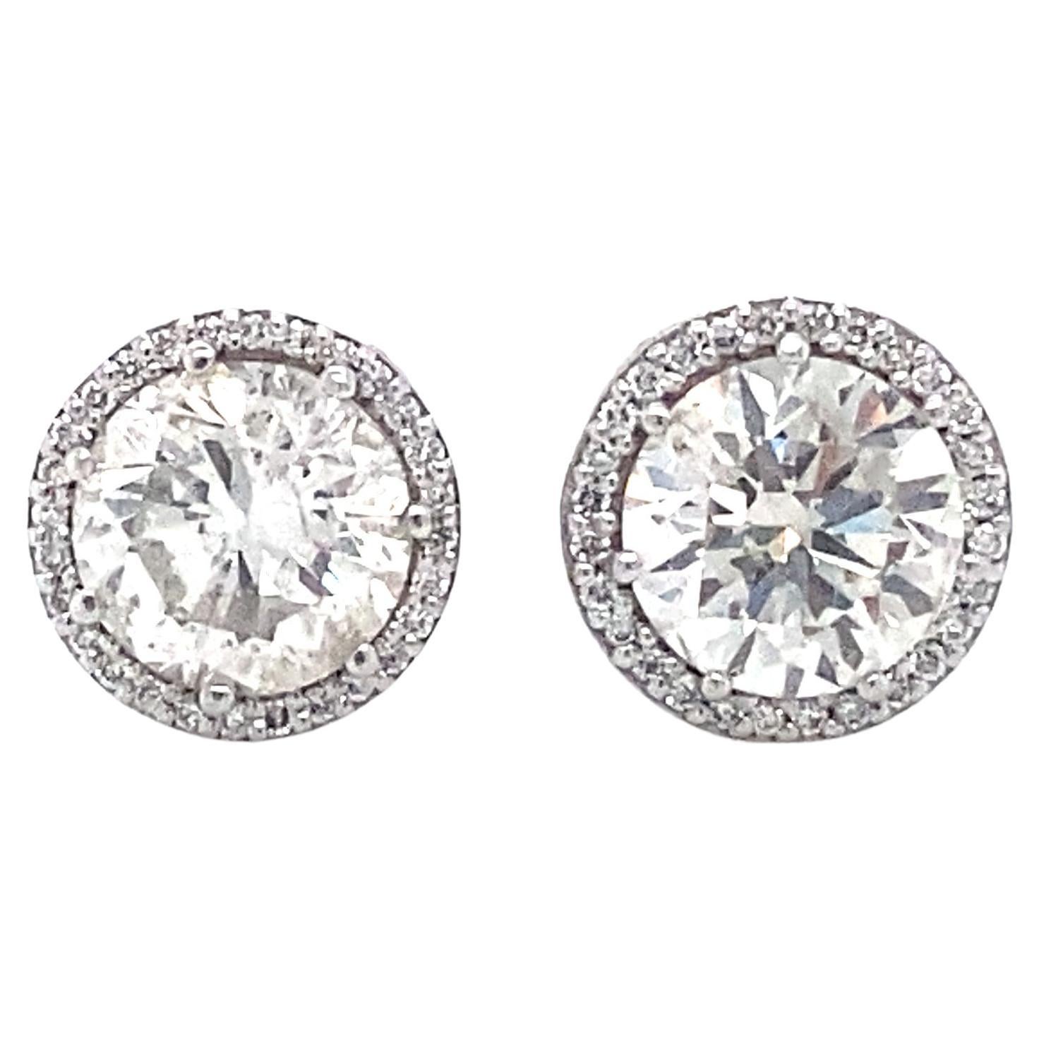 Clous d'oreilles en or blanc 14 carats avec halo de diamants ronds de 2,60 carats en vente