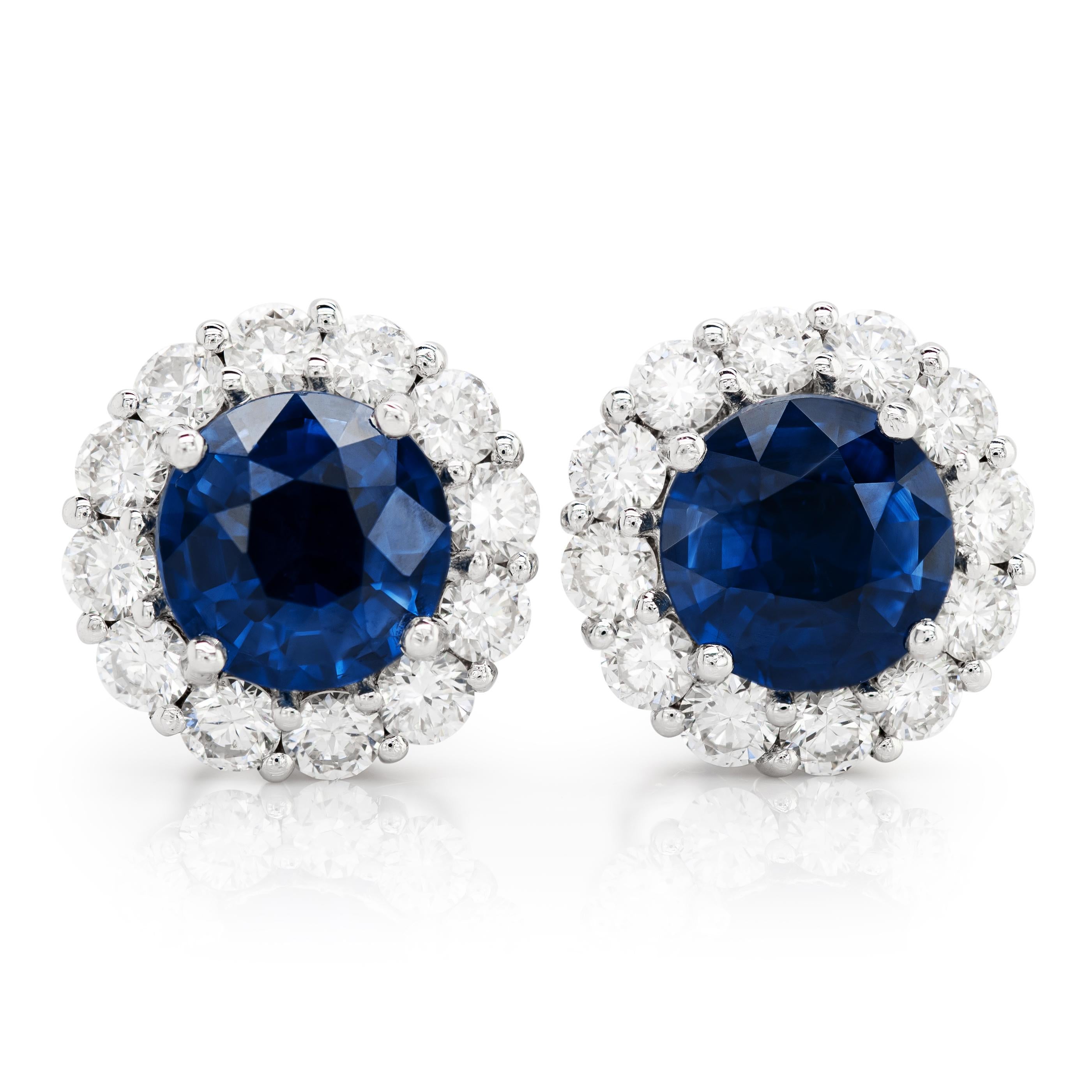 Natural Blue Sapphires 2.60 Carats  set in 18K White Gold Earrings with Diamonds In New Condition For Sale In Los Angeles, CA