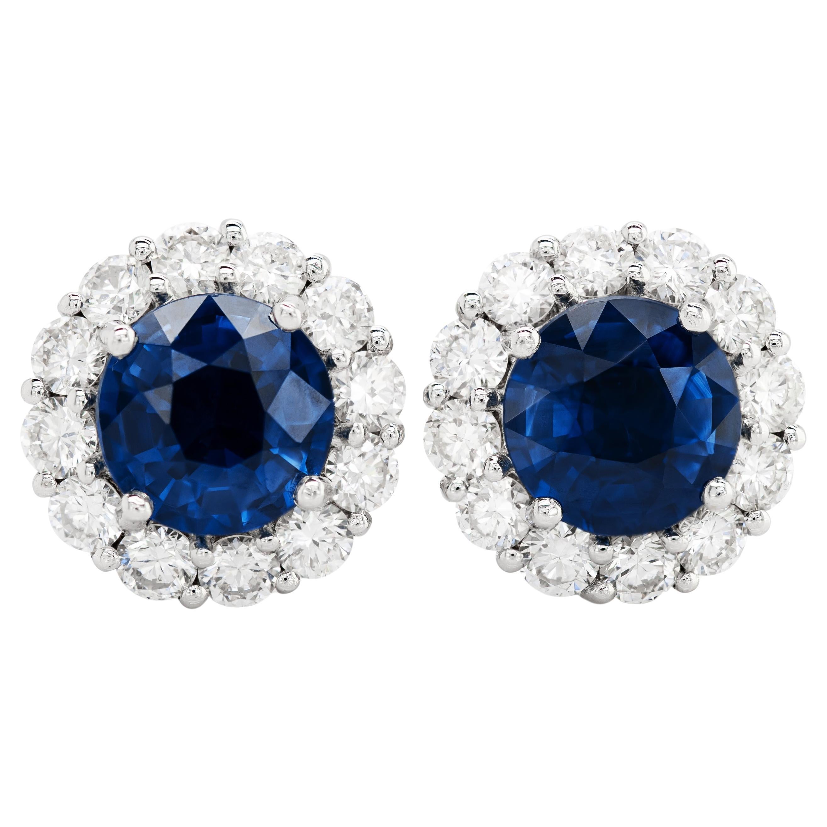 Saphirs bleus naturels 2.60 carats  Boucles d'oreilles en or blanc 18 carats serties de diamants