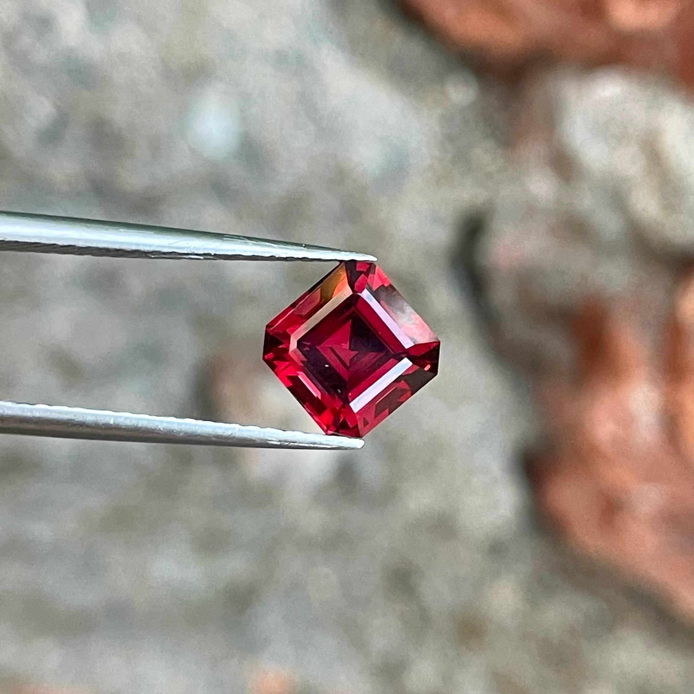 2.60 Carats Bright Red Garnet Stone Emerald Cut Natural Madagascar's Gemstone In New Condition For Sale In Bangkok, TH