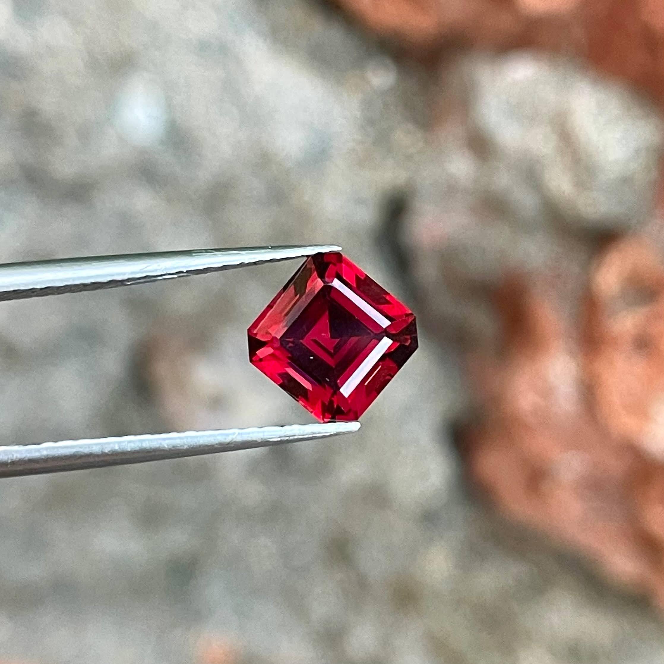 2,60 Quilates Granate Rojo Brillante Talla Esmeralda Piedra Natural de Madagascar en Nuevo estado para la venta en Bangkok, TH