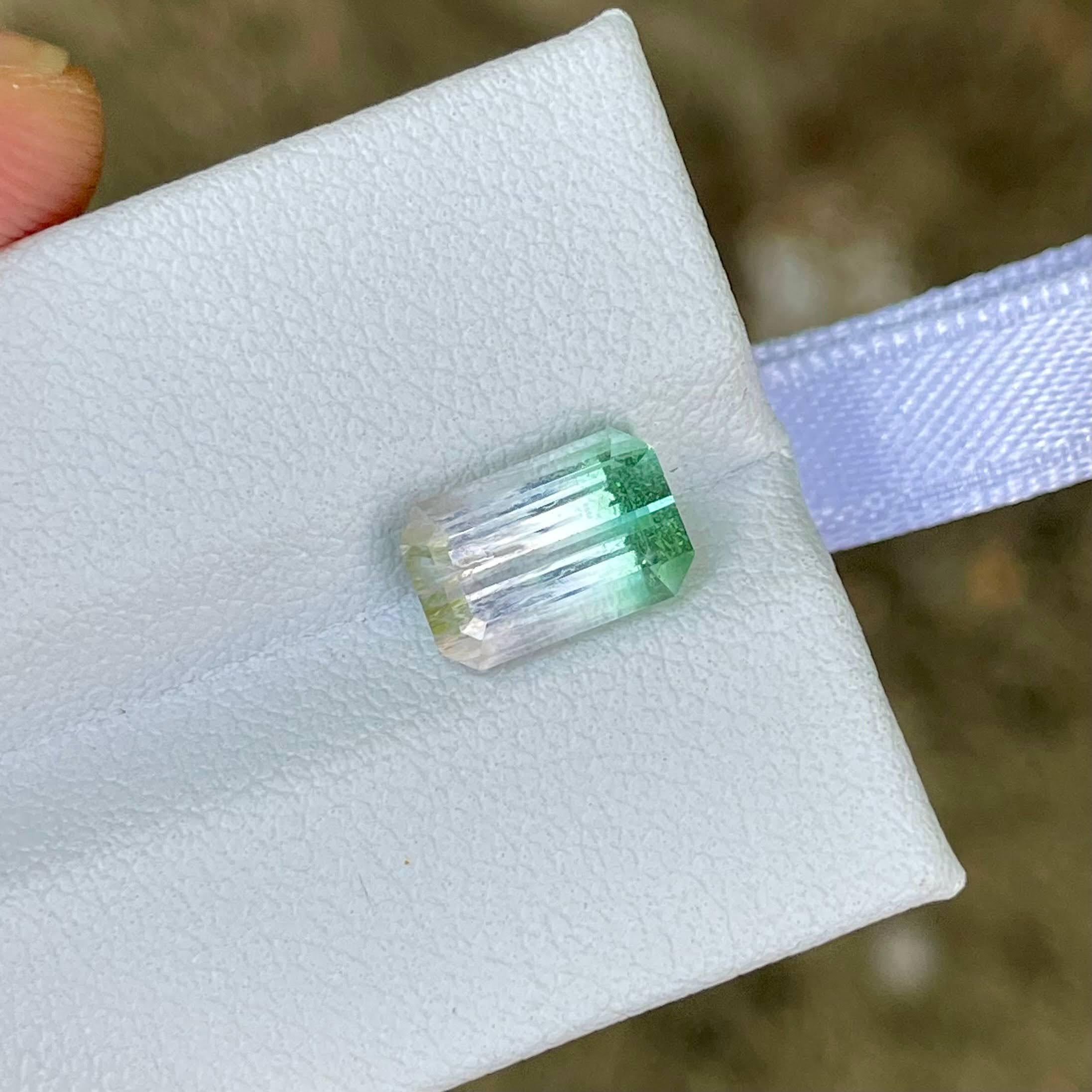 Taille émeraude Pierre précieuse afghane taille émeraude, tourmaline bicolore non sertie de 2,60 carats en vente