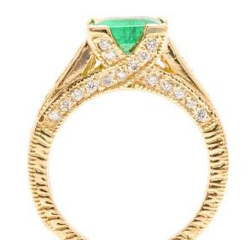Women's or Men's 2.60 Carat Natural Emerald and Diamond 14 Karat Solid Yellow Gold Ring For Sale