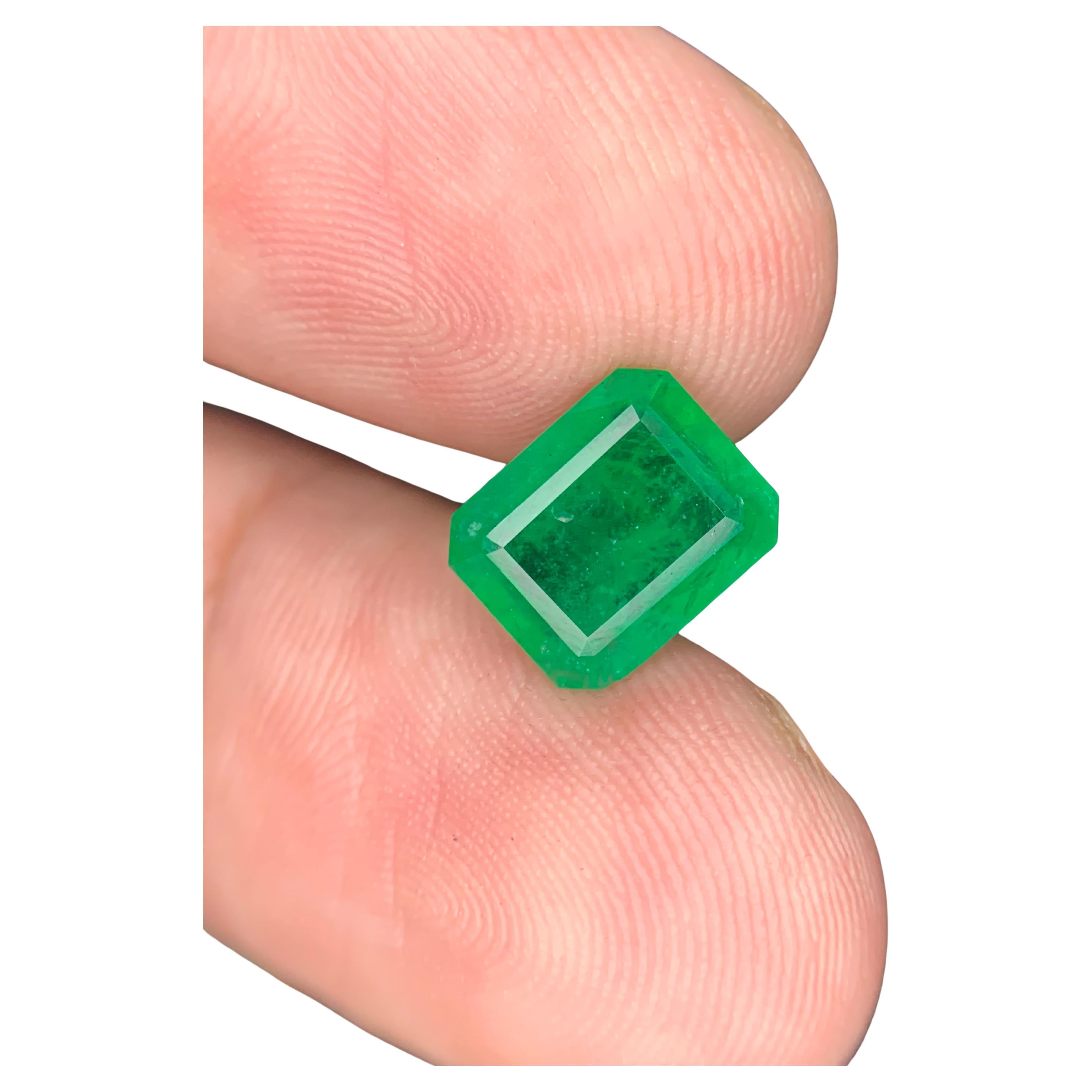 Lose Smaragd

Gewicht: 2,60 Karat
Abmessungen: 9,1 x 7,4 x 5 mm
Herkunft: Swat, Pakistan 
Die Form: Smaragd
Behandlung: Keine
Zertifikat: Auf Anfrage