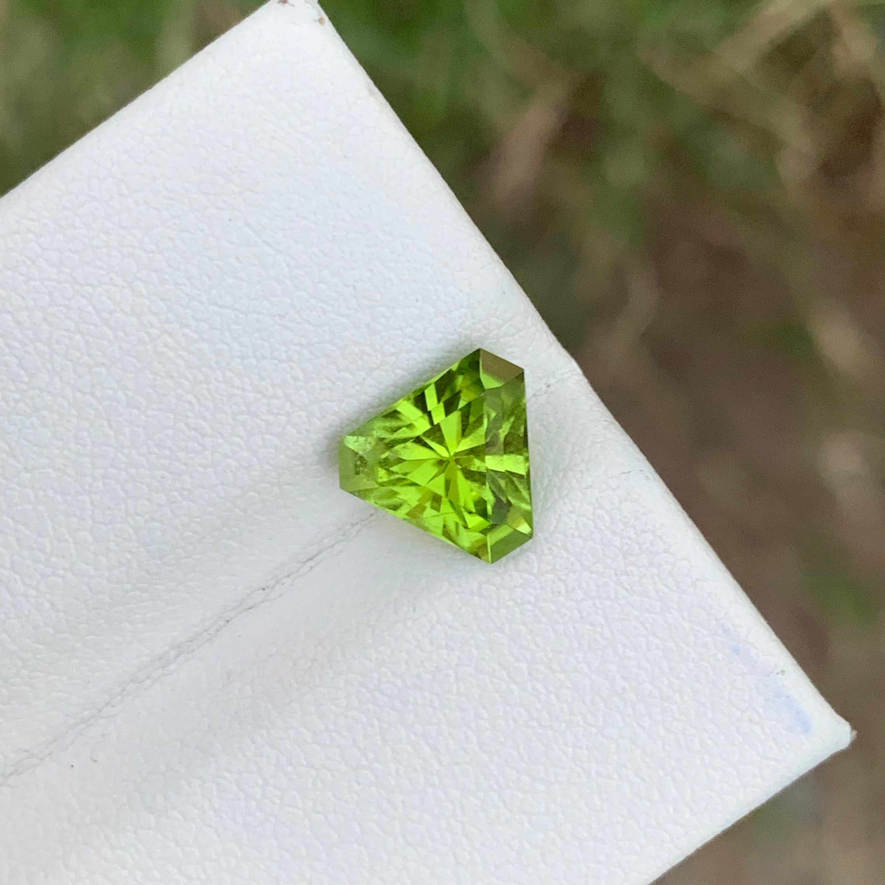 2.60 Carats Natural Lemon Green Loose Peridot Trillian Shape Pakistan Mine For Sale 1