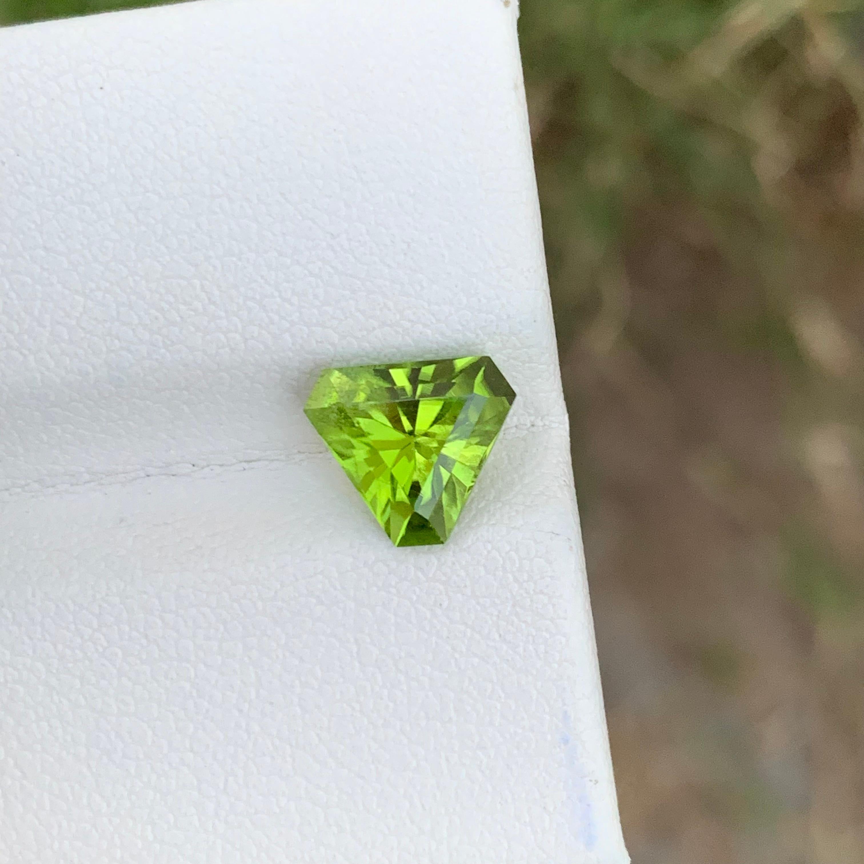 2.60 Carats Natural Lemon Green Loose Peridot Trillian Shape Pakistan Mine For Sale 4