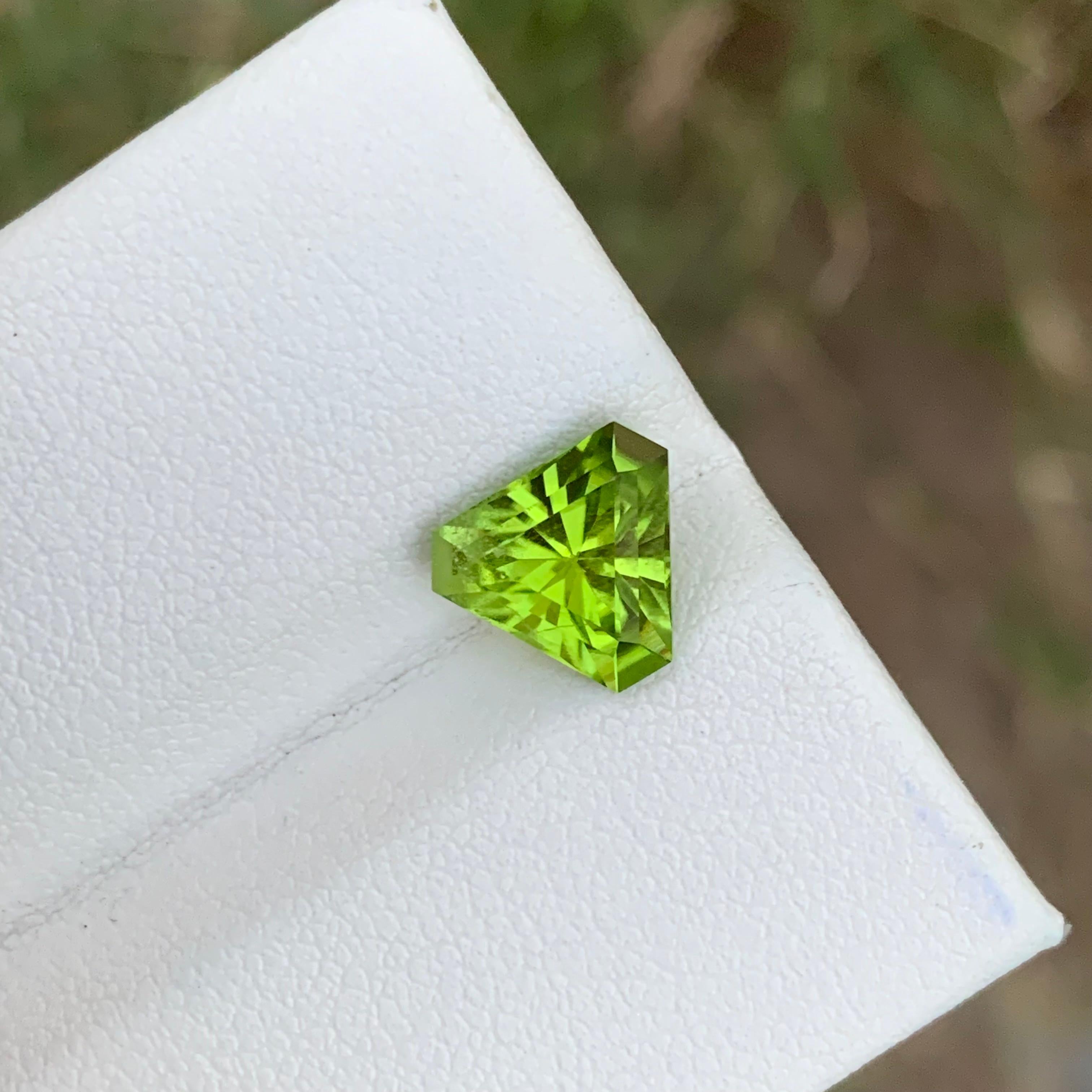 Arts and Crafts 2.60 Carats Natural Lemon Green Loose Peridot Trillian Shape Pakistan Mine For Sale