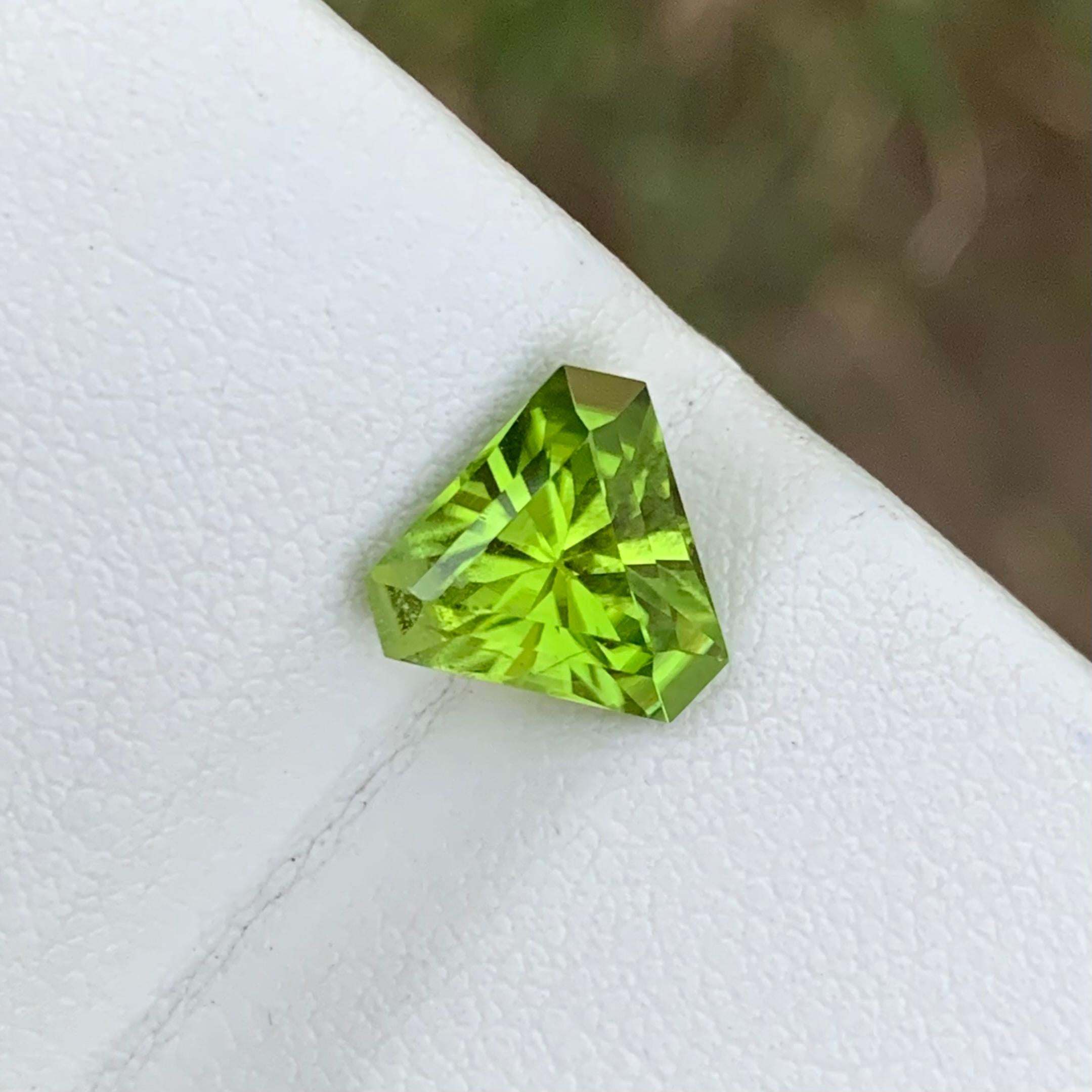 Women's or Men's 2.60 Carats Natural Lemon Green Loose Peridot Trillian Shape Pakistan Mine For Sale