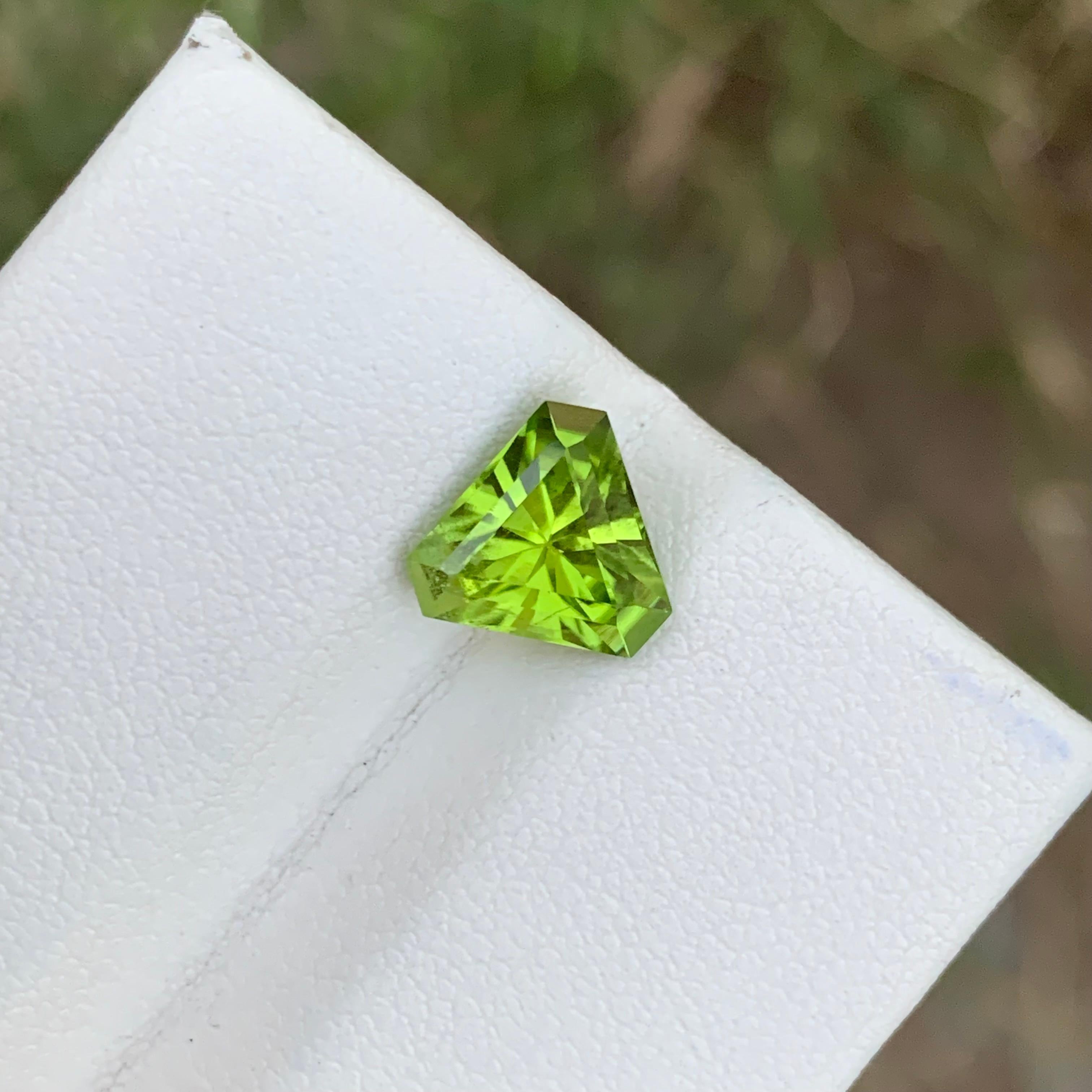 2.60 Carats Natural Lemon Green Loose Peridot Trillian Shape Pakistan Mine For Sale 1