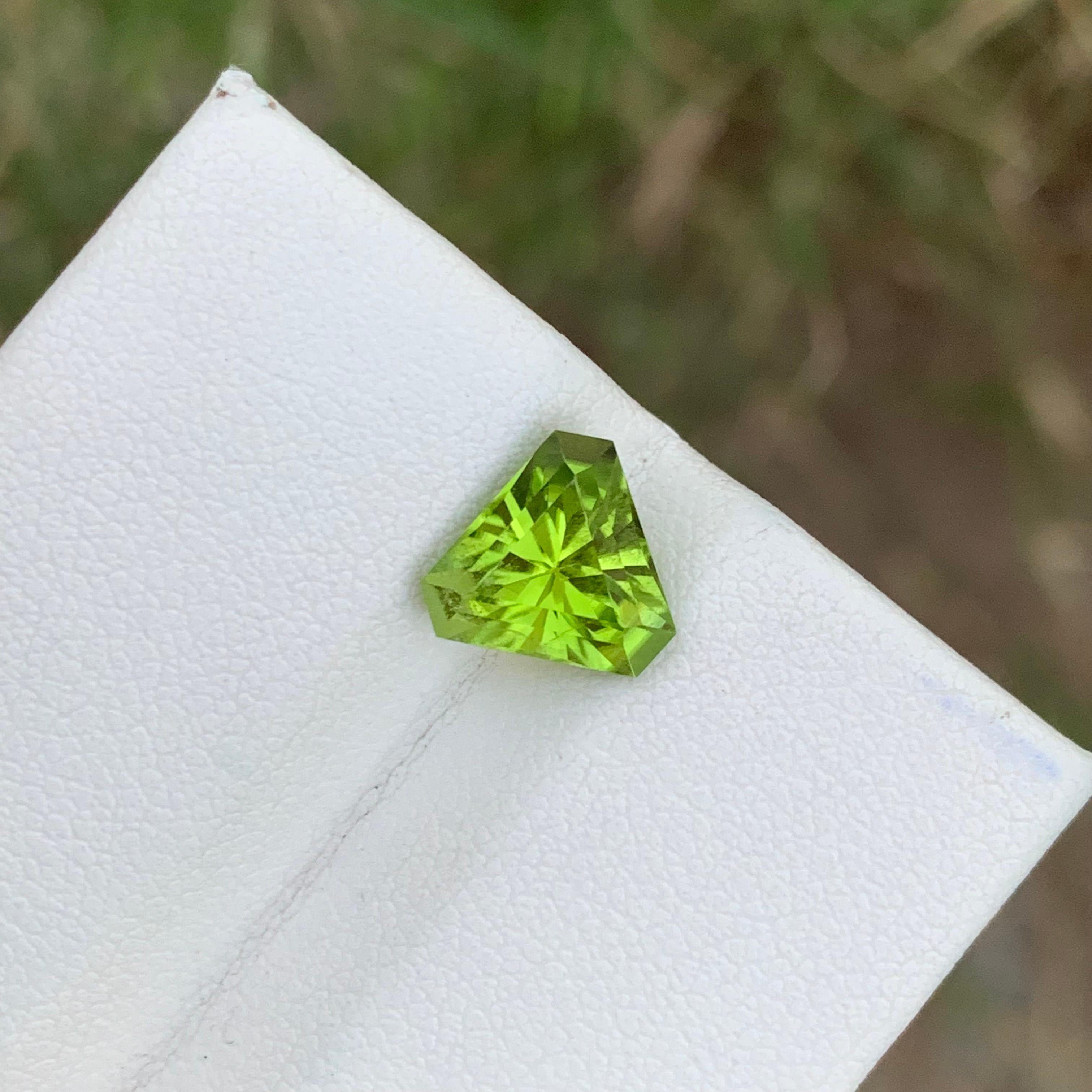 Women's or Men's 2.60 Carats Natural Lemon Green Loose Peridot Trillian Shape Pakistan Mine For Sale